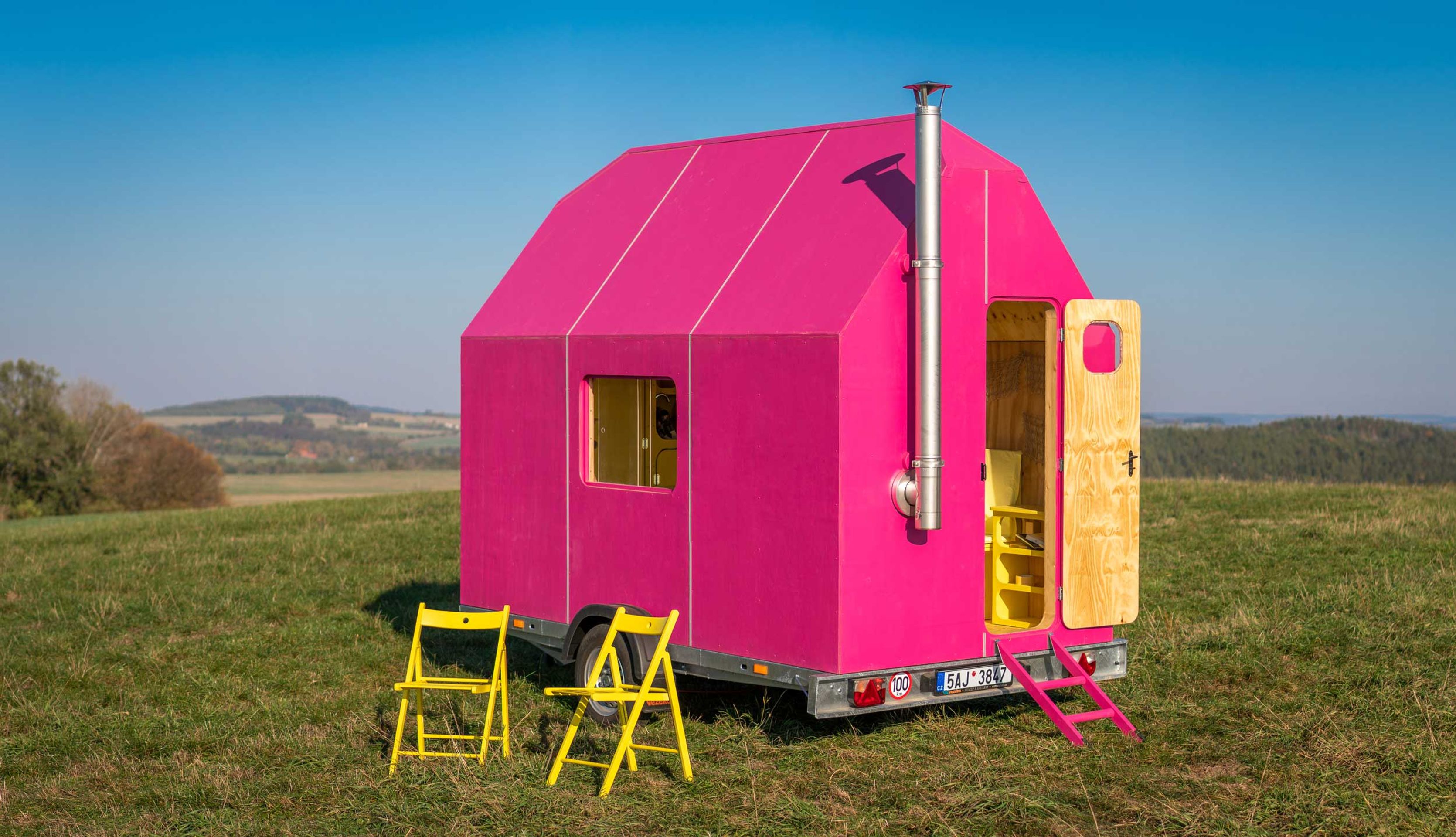 Magenta Tiny House - 5 - GALERIE: Z přívěsu je originální dům (6/7)