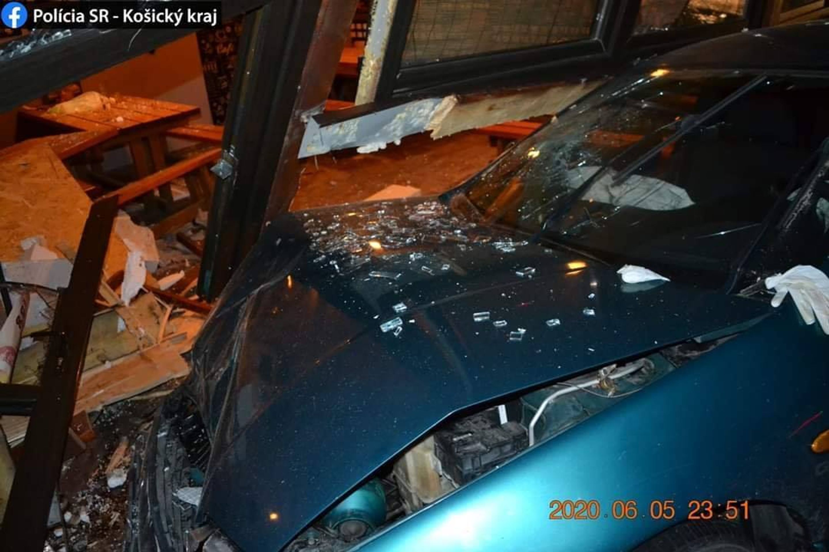 Opilý řidič v Košicích ujížděl před policisty, zdemoloval bar - 3 - GALERIE: Opilý řidič v Košicích ujížděl před policisty, zdemoloval bar (3/5)