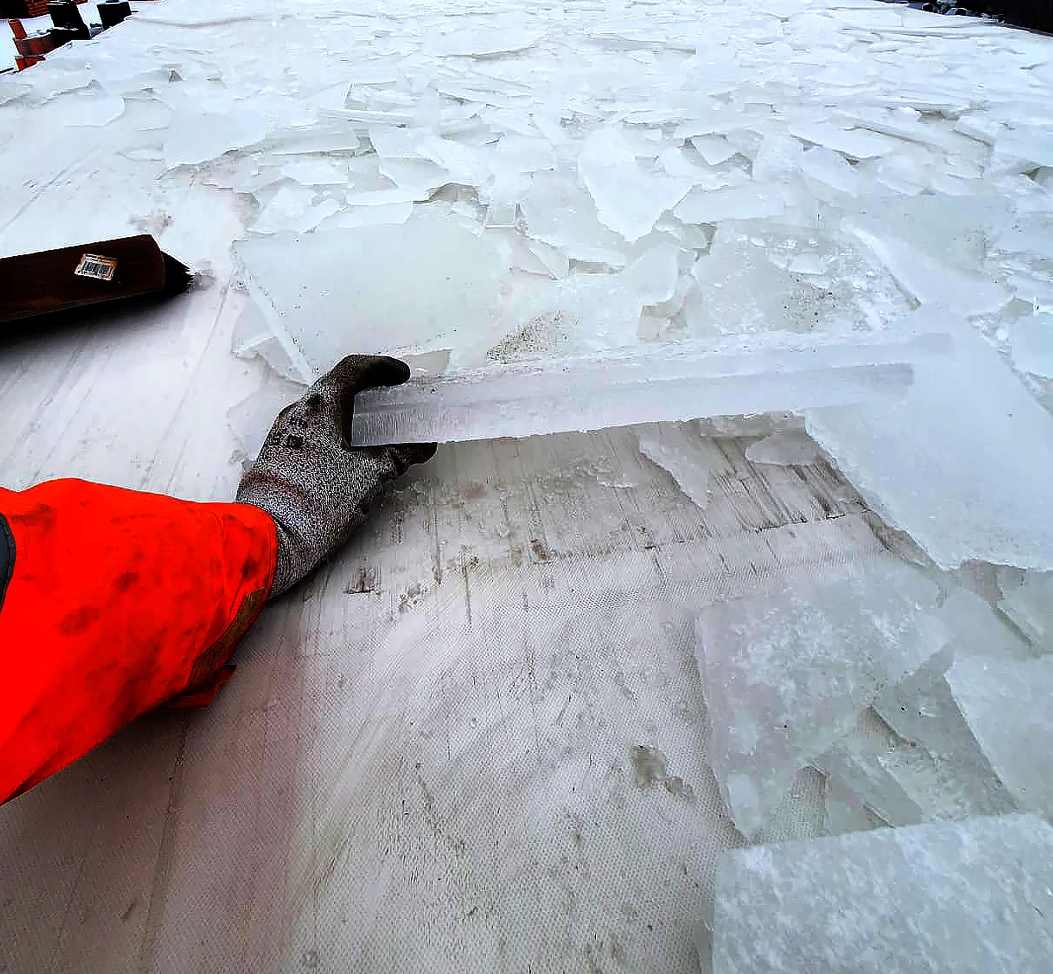 Odklízení ledu z kamionu - Fotogalerie: I takto může v zimě vypadat střecha návěsu kamionu (3/4)