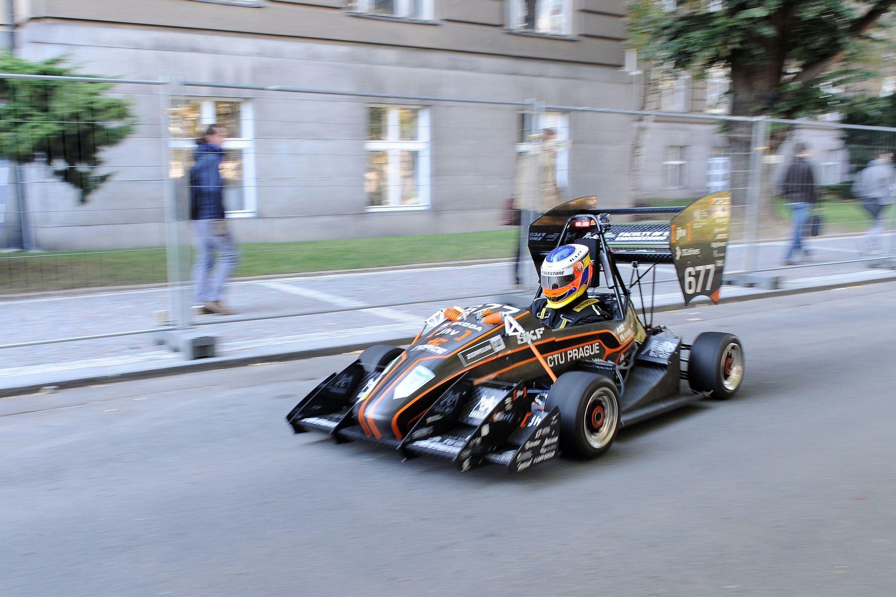 Studentské formule se proháněly po pražských Dejvicích - 6 - GALERIE: Studentské formule se proháněly po pražských Dejvicích (6/19)