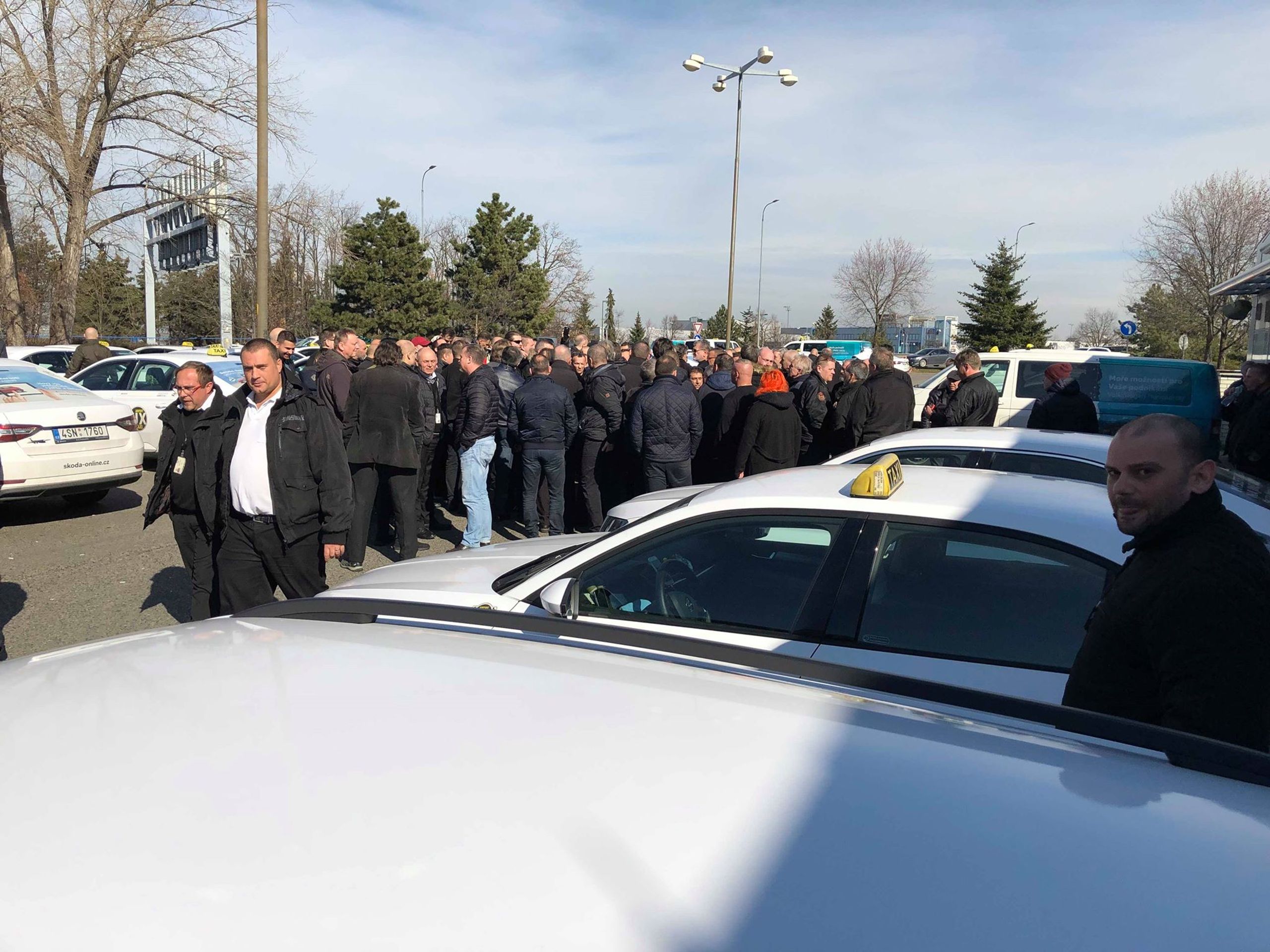 Protesty taxikářů - GALERIE: Protesty taxikářů u pražského letiště (9/10)