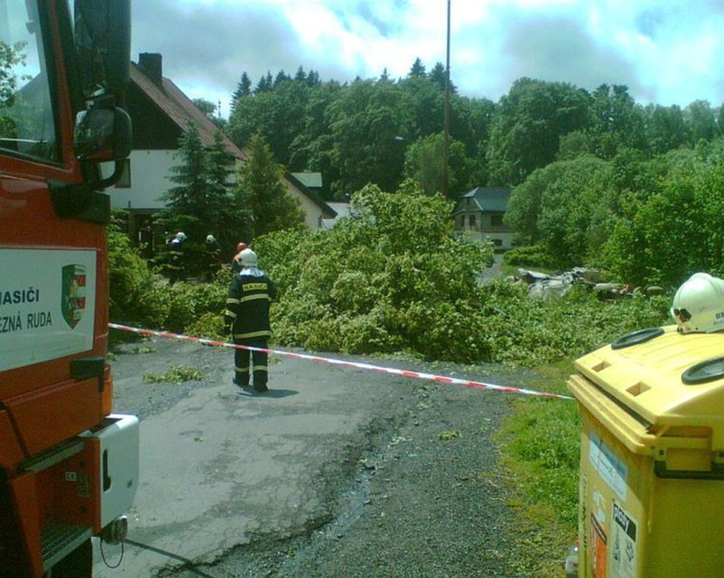 Vítr srazil strom na domek v Železné Rudě - GALERIE: Vichřice srazila strom na domek v Železné Rudě (2/5)