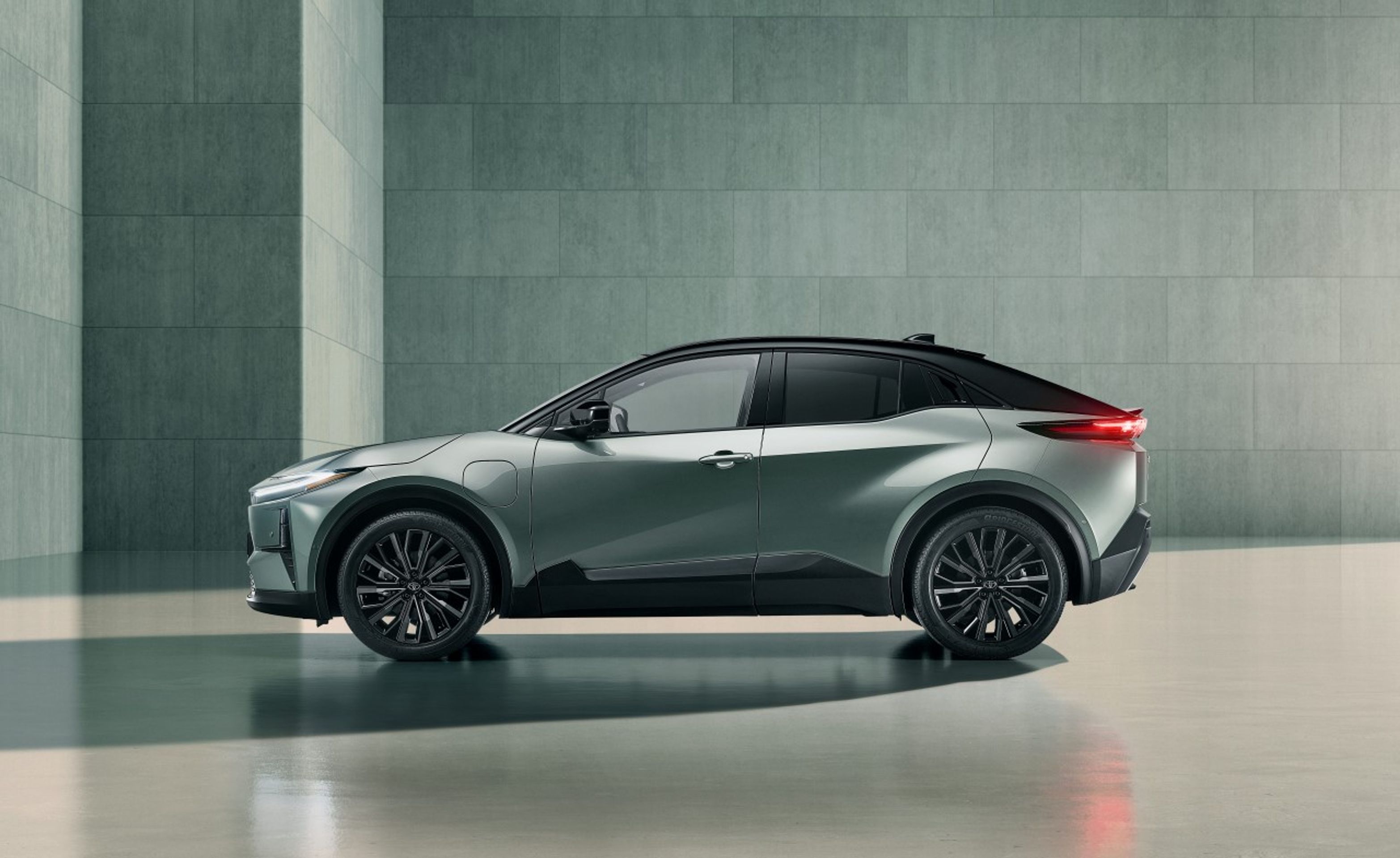Elektrická Toyota C-HR+ - Elektrická Toyota C-HR+ (3/6)