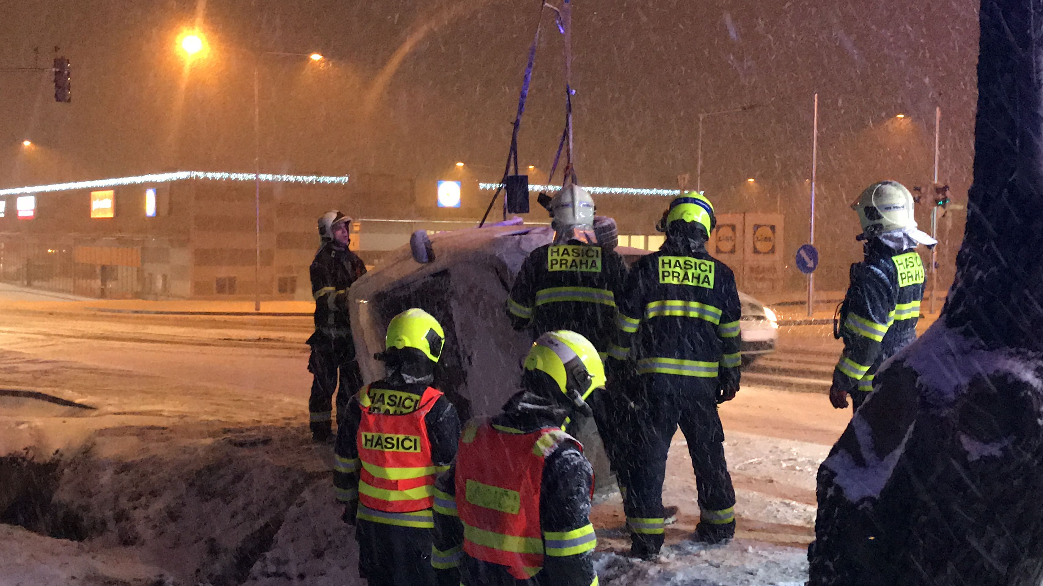 Řidička srazila dvě chodkyně v Praze 10 - GALERIE: V Praze srazilo auto dvě ženy. Skončilo o kus dál v příkopě (4/8)