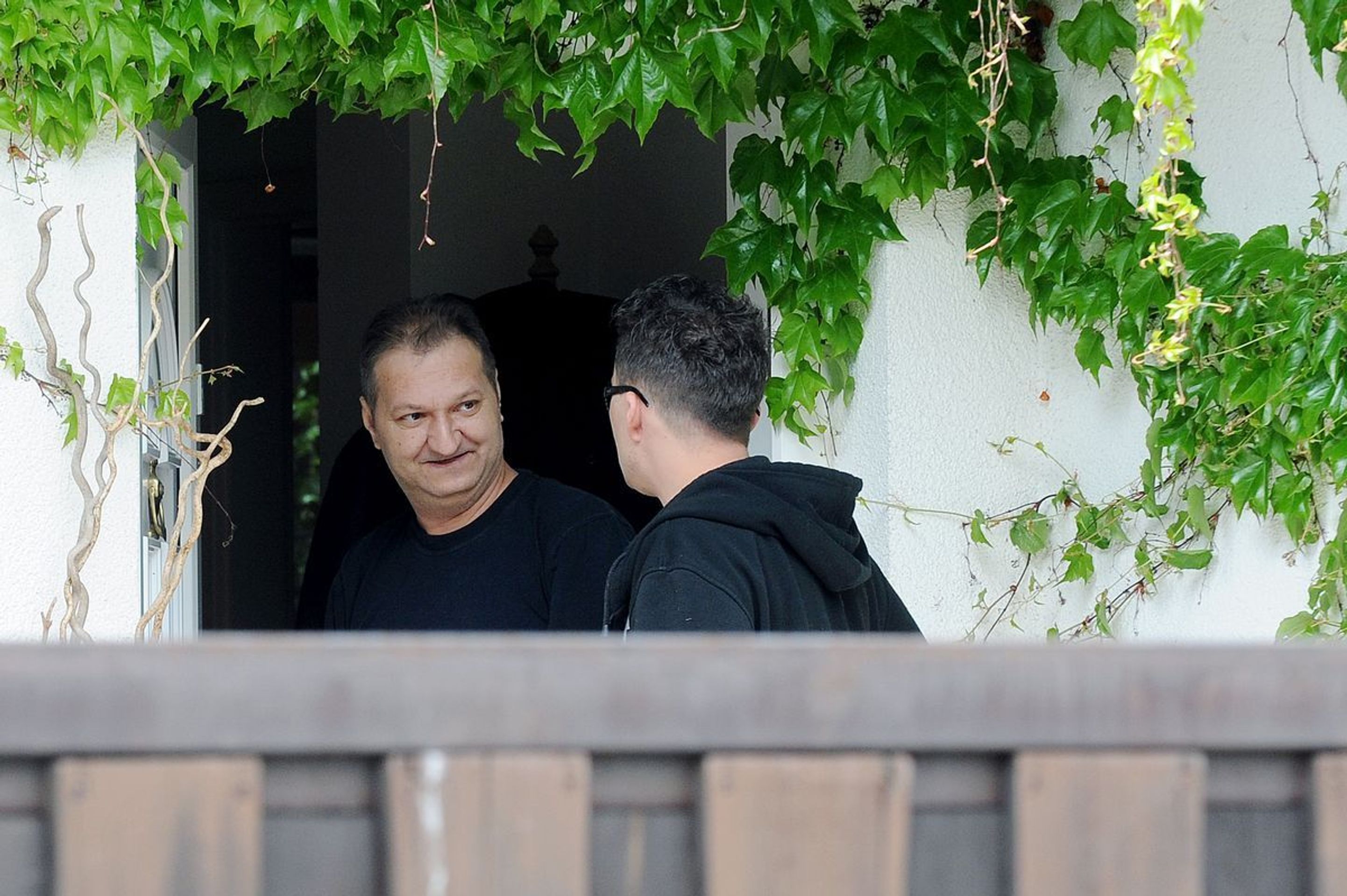 Kamarád Standa před domem v Uhříněvsi - 4 - GALERIE: Kamarád Standa před domem v Uhříněvsi (3/4)