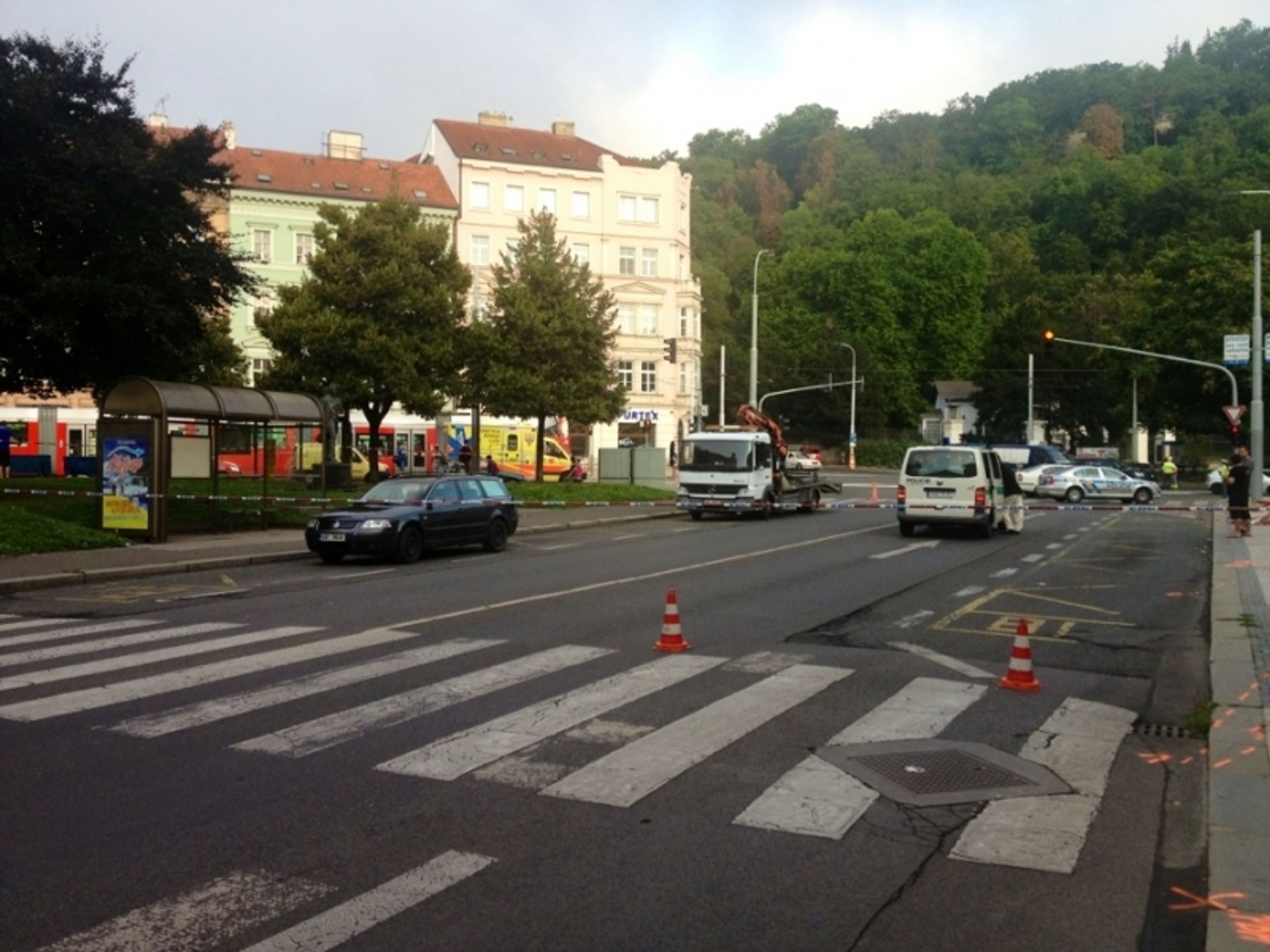 Řidič BMW srazil a zabil mladou ženu na zastávce MHD v Praze - 8 - GALERIE: Nehoda v Praze, při níž řidič BMW srazil a zabil mladou ženu na zastávce MHD (6/13)