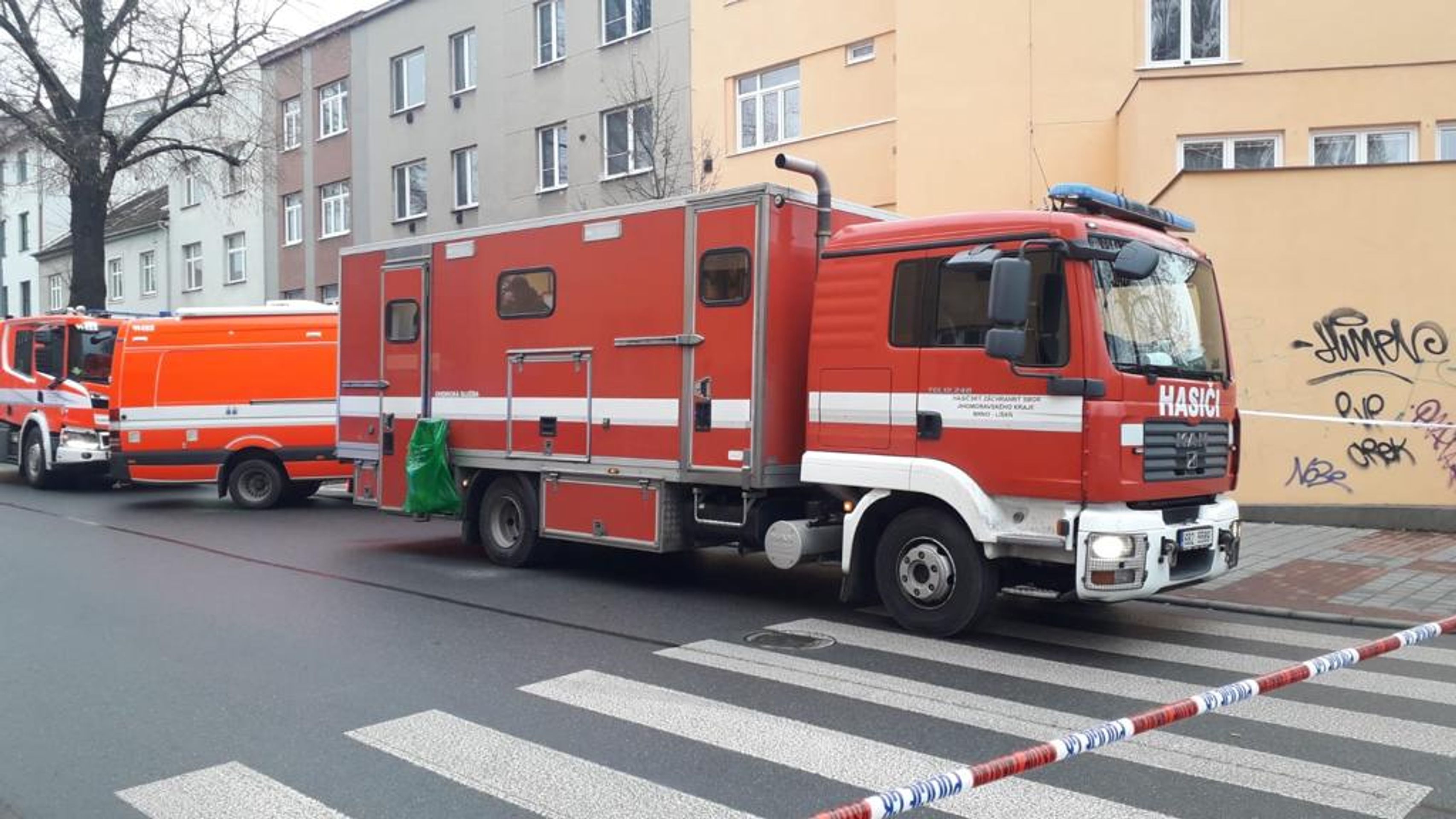 U nálezu neznámých chemikálií v Brně zasahují hasiči i policisté - GALERIE: Nález neznámých chemikálií v Brně, zasahují hasiči i policisté (4/4)