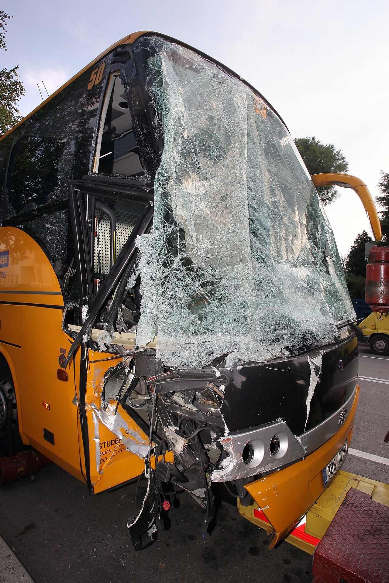 Autobus Student Agency po havárii v Itálii - GALERIE: Autobus Student Agency havaroval v Itálii (4/7)