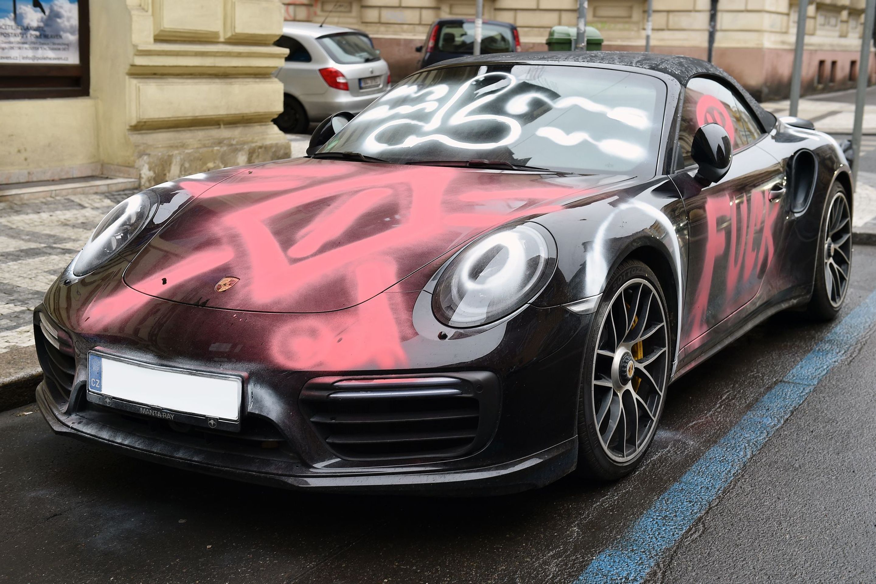 Posprejované Porsche - 4 - GALERIE: Posprejované Porsche (4/9)