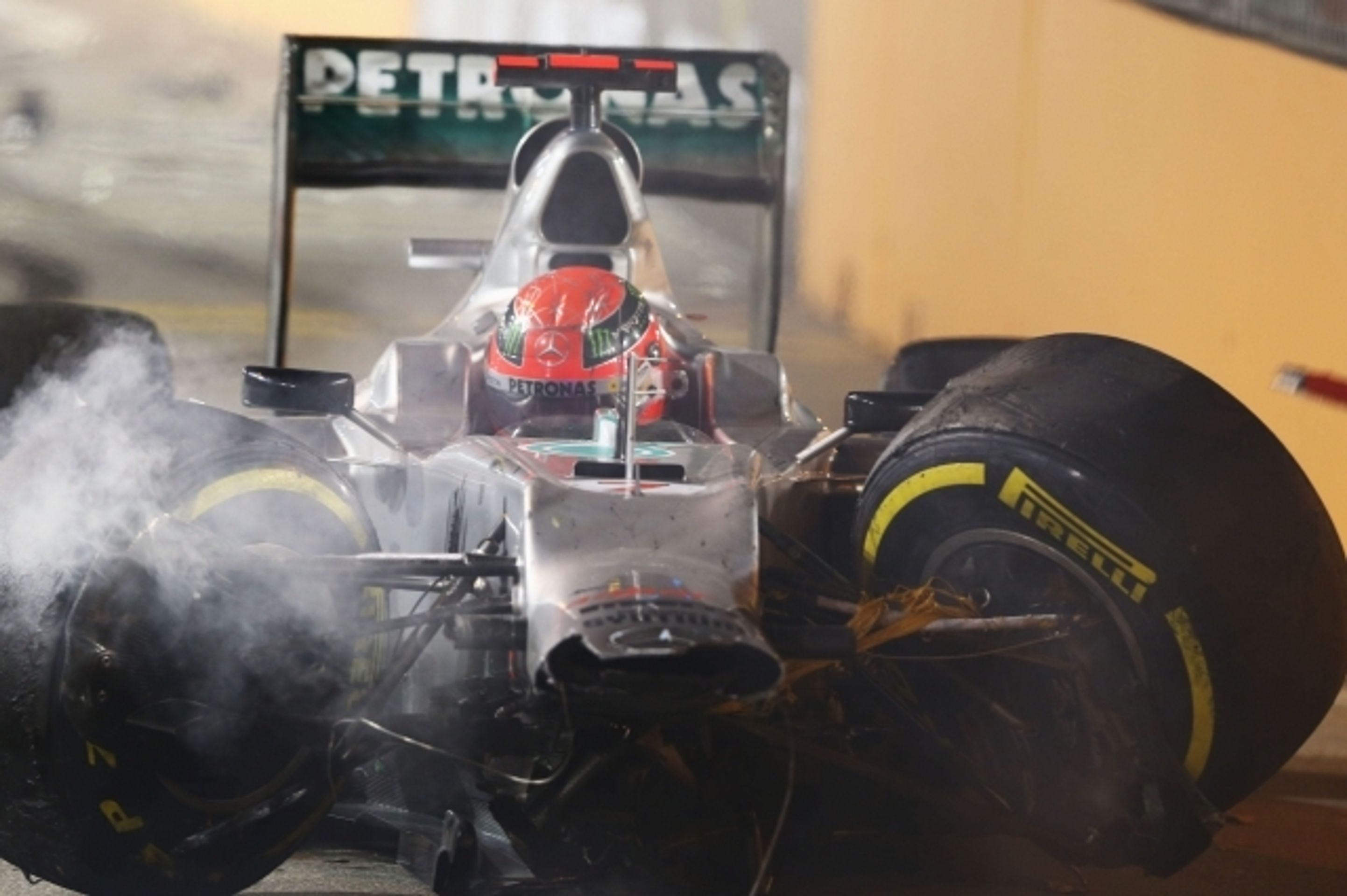 F1 v Singapuru: Jean-Eric Vergne a Michael Schumacher - 4 - GALERIE: Havárie na F1 v Singapuru: Vergne a Schumacher (5/8)