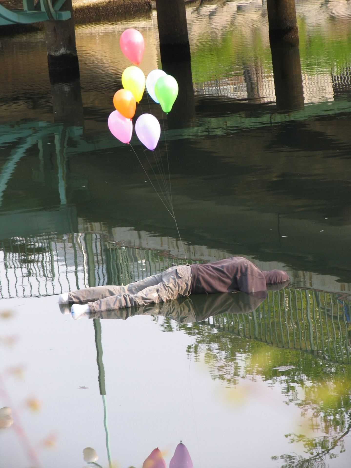 Mark Jenkins socha - Instalace soch Marka Jenkinse (1/5)