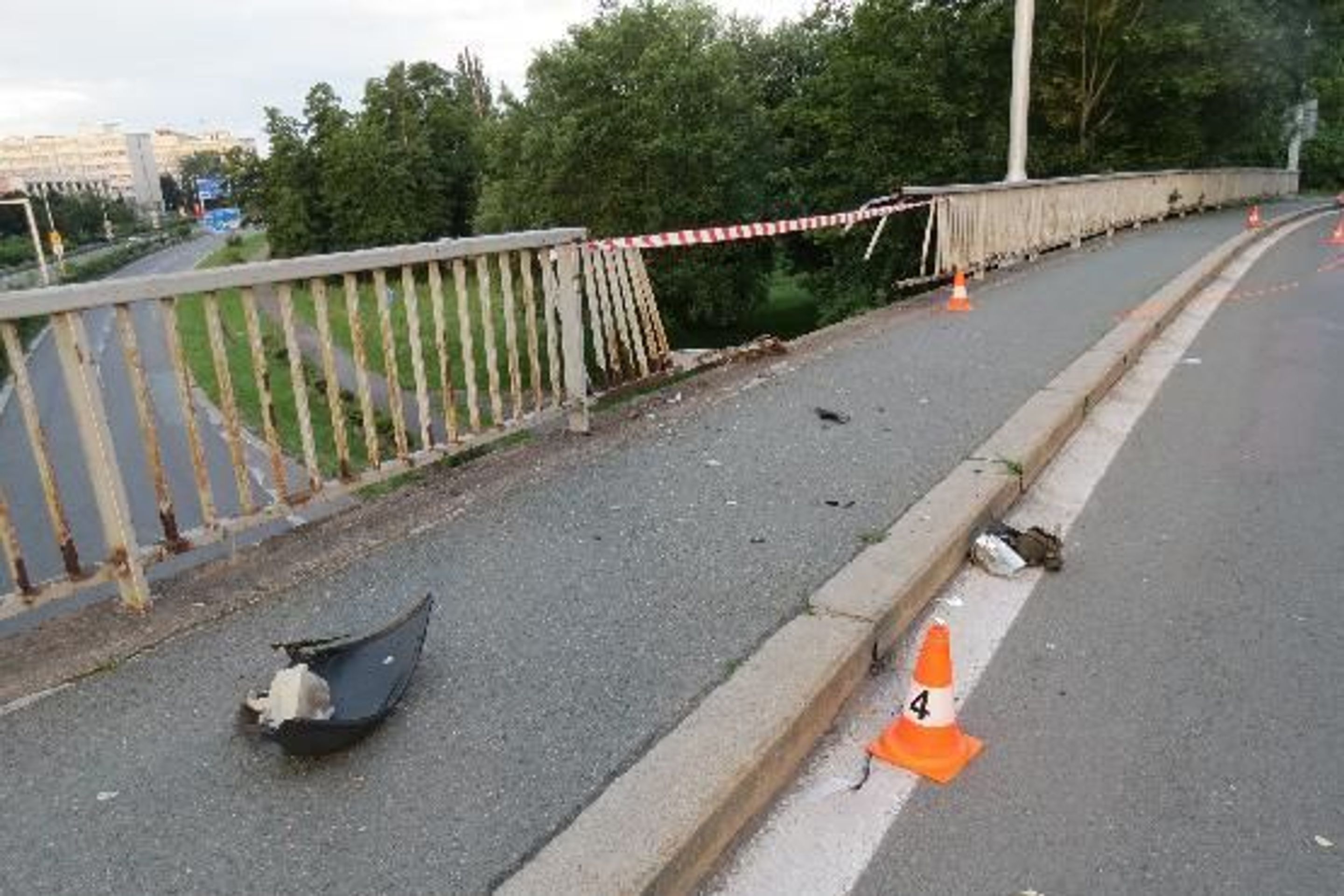 Opilý řidič spadl v autě z mostu - 5 - GALERIE: Opilý řidič spadl z mostu (2/5)