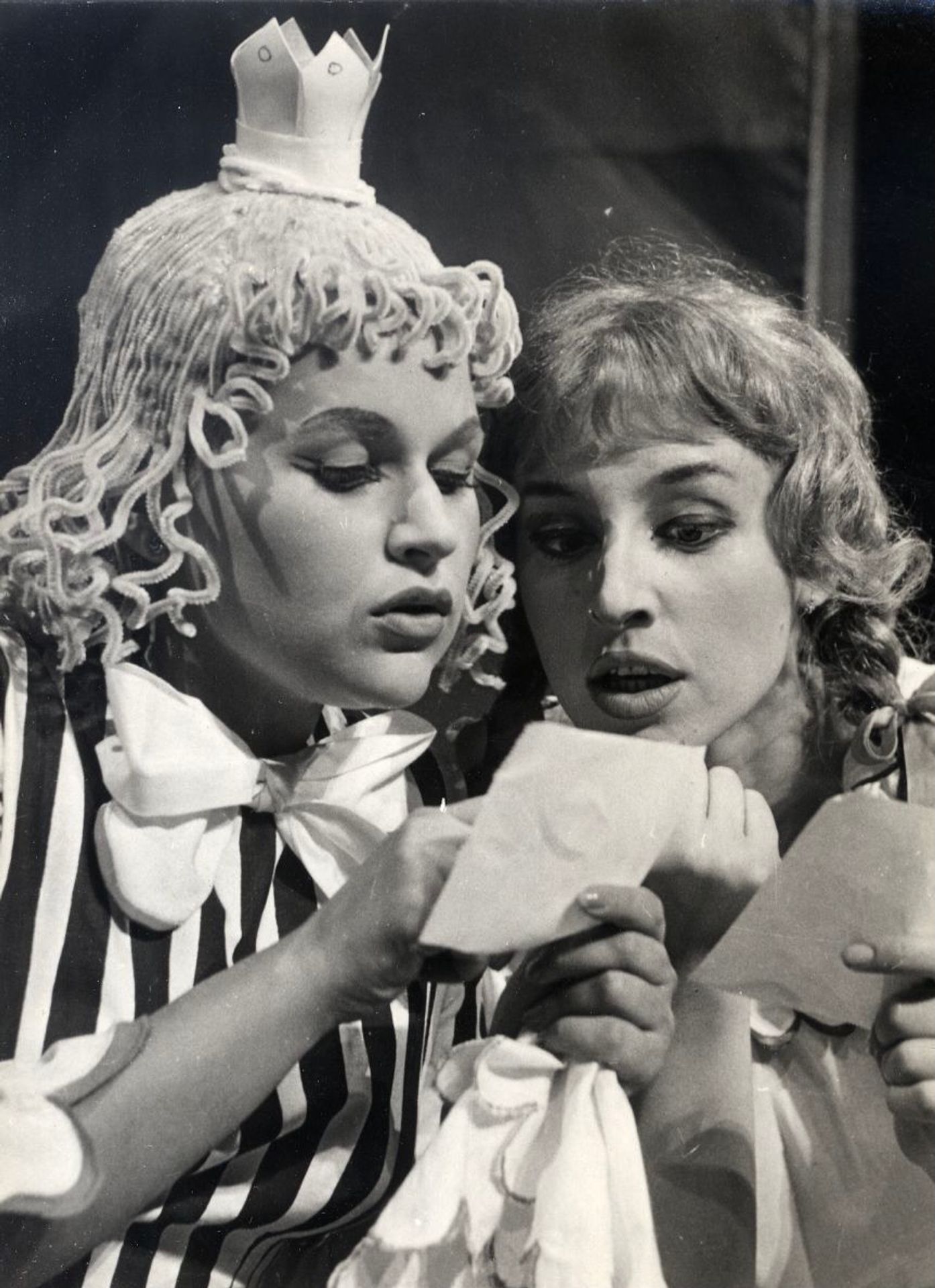 Alena Tománková a Nina Divíšková ve hře Hrátky s čertem, 1961 - Alena Tománková-Matoušková (3/6)