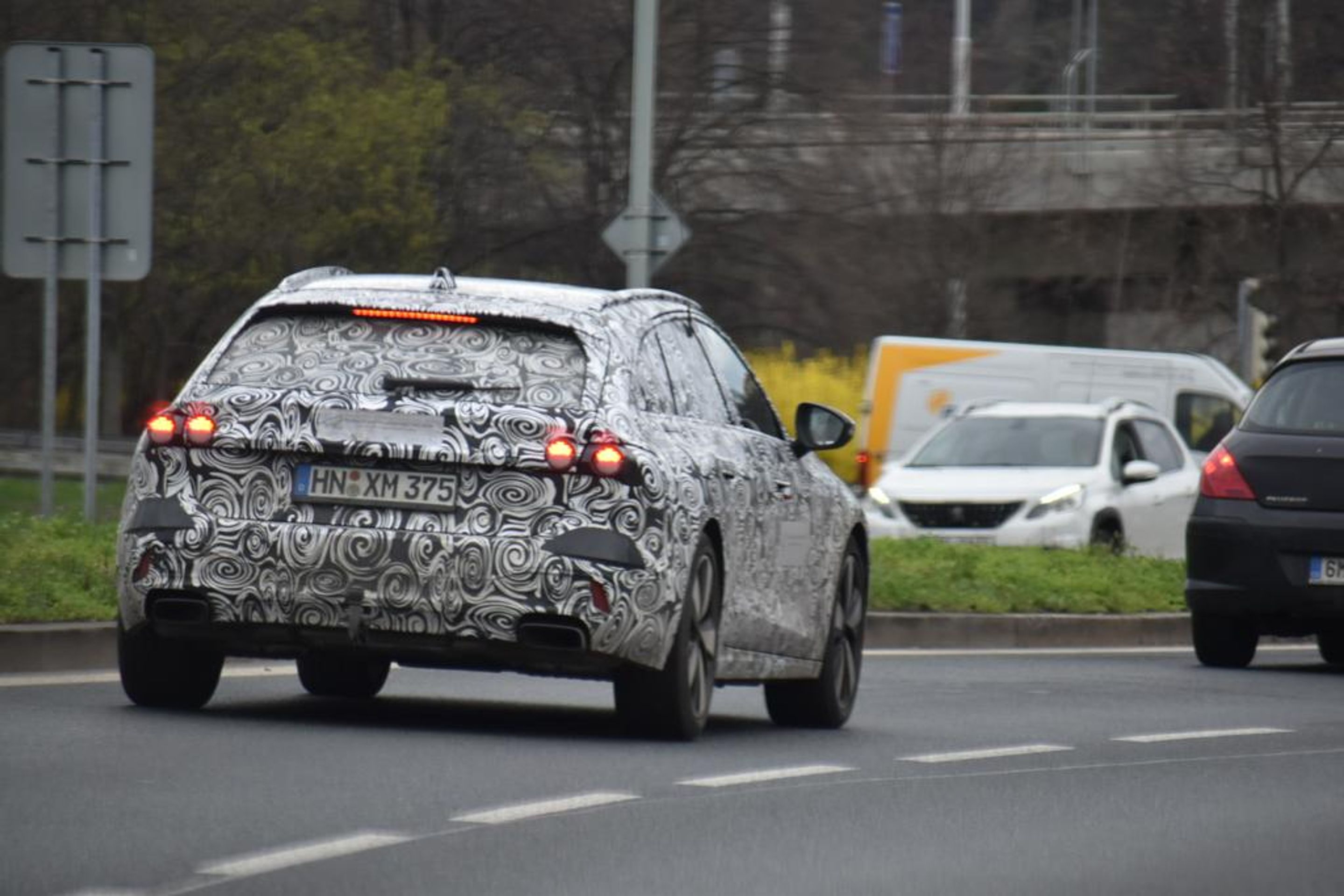 Maskované prototypy Audi A4 Avant a Q6 e-tron v ulicích Prahy - Testování maskovaných novinek od Audi v ulicích Prahy (12/15)