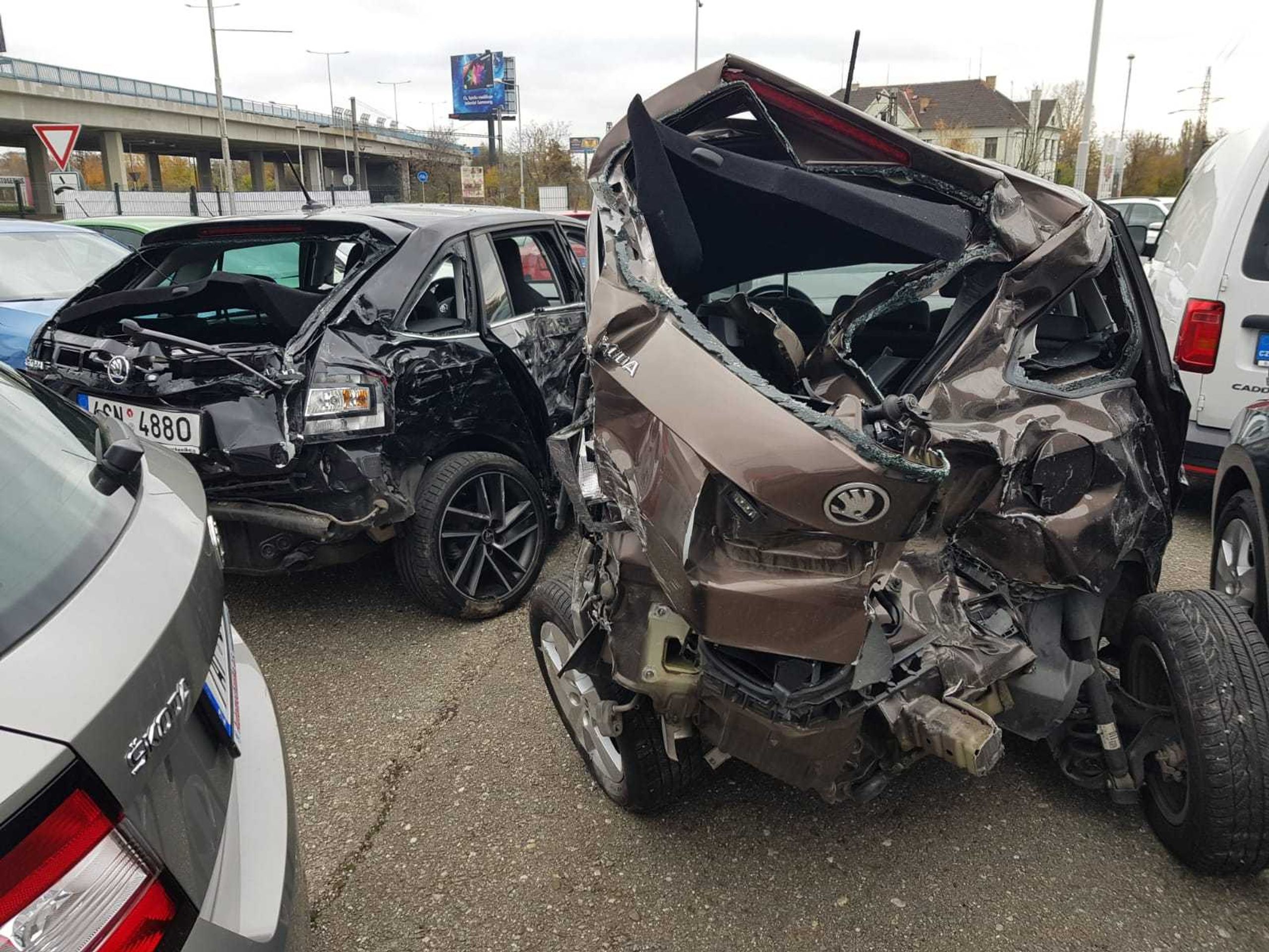 Nákladní auto vjelo do autobazaru, kde nabouralo několik aut - 9 - GALERIE: Nákladní auto vjelo do autobazaru, kde nabouralo několik aut (9/17)