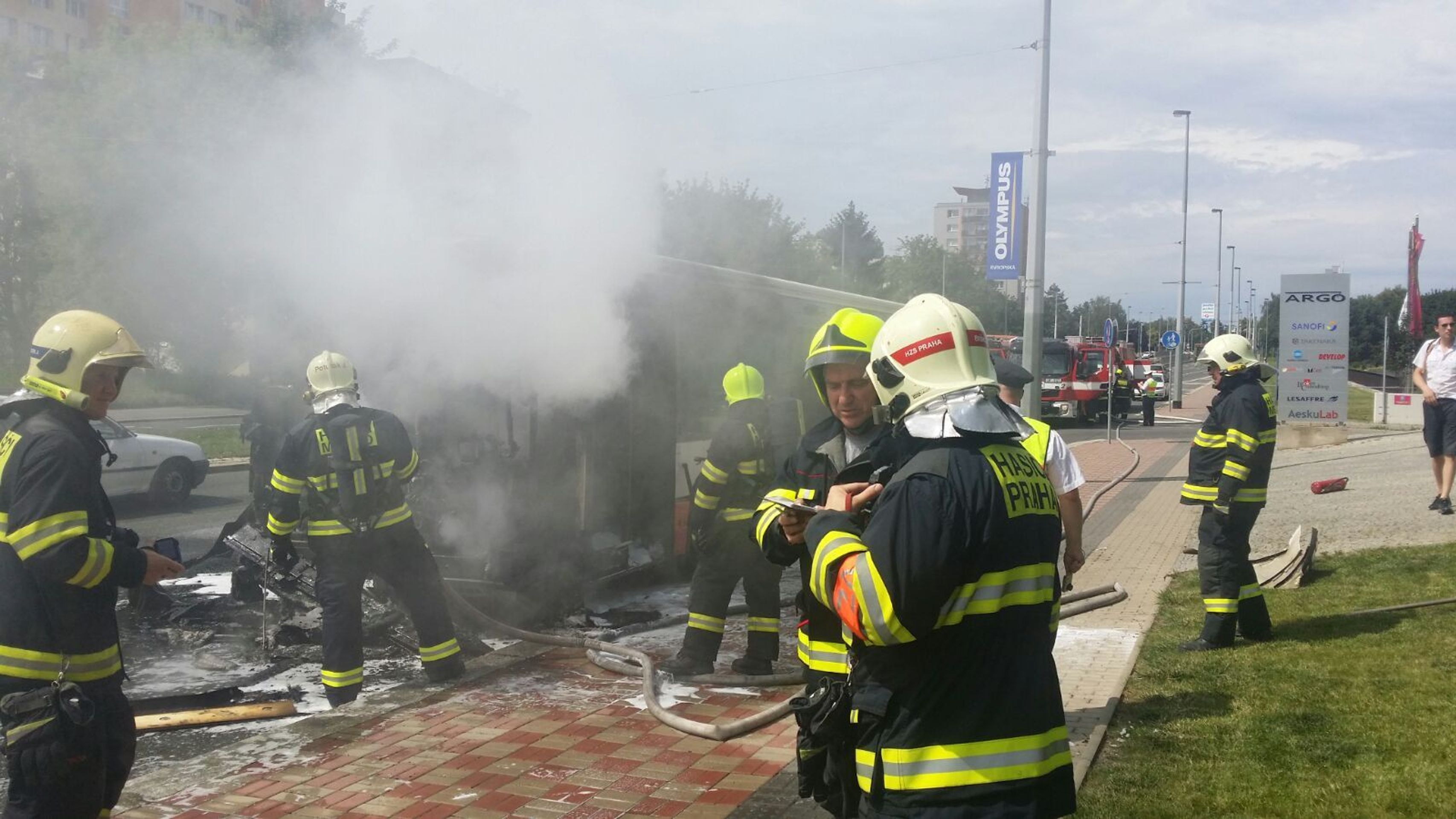 Požár autobusu na Evropské - 4 - GALERIE: Požár autobusu na Evropské (7/10)