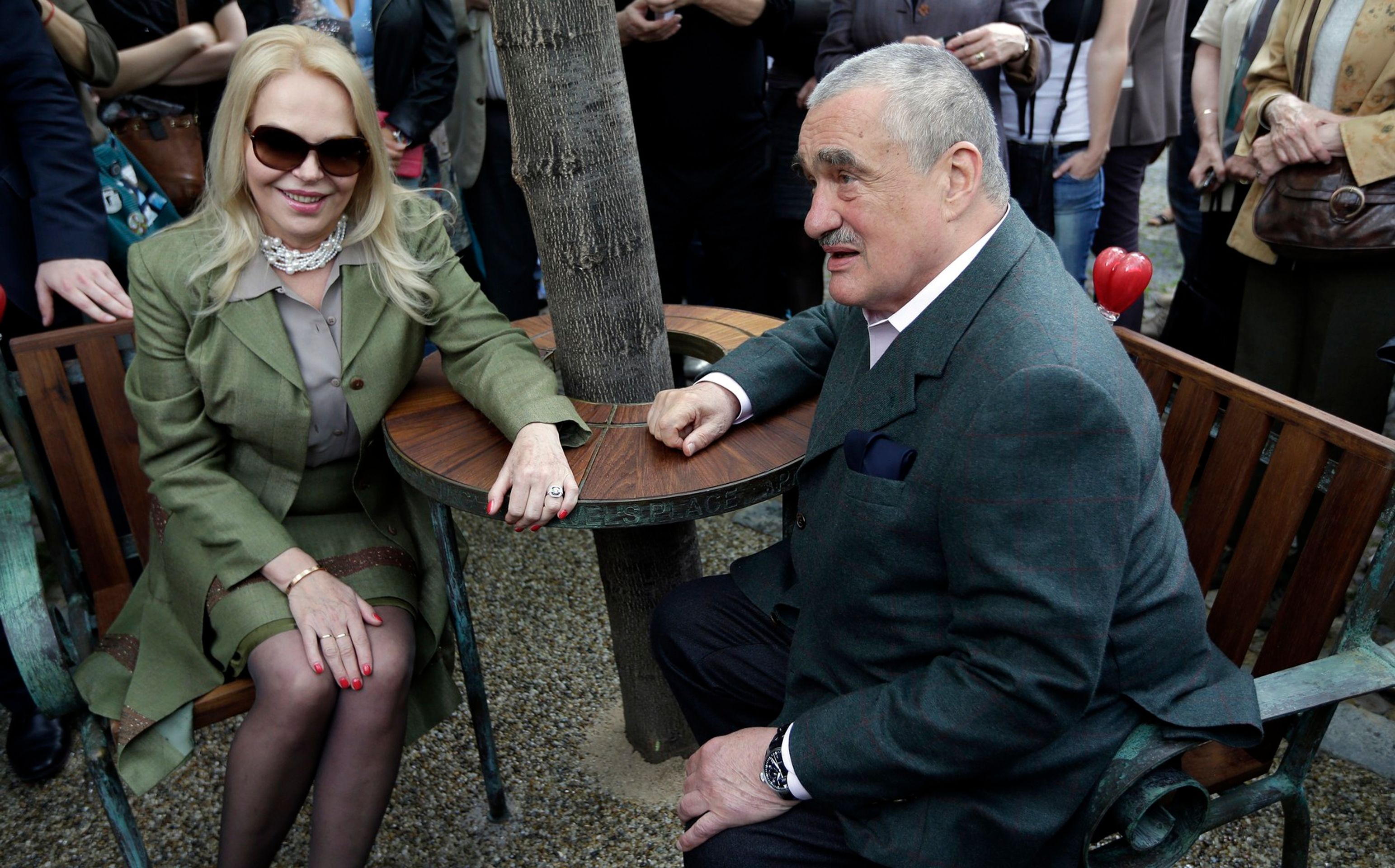 Dagmar Havlová a Karel Schwarzenberg, 1. 5. 2014 odhalení Lavičky Václava Havla - Karel Schwarzenberg (7/15)