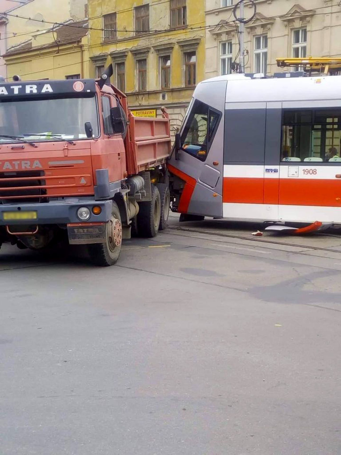 Nehoda tramvaje a nákladního auta v Brně - 1 - GALERIE: Nehoda tramvaje a nákladního auta v Brně (1/5)