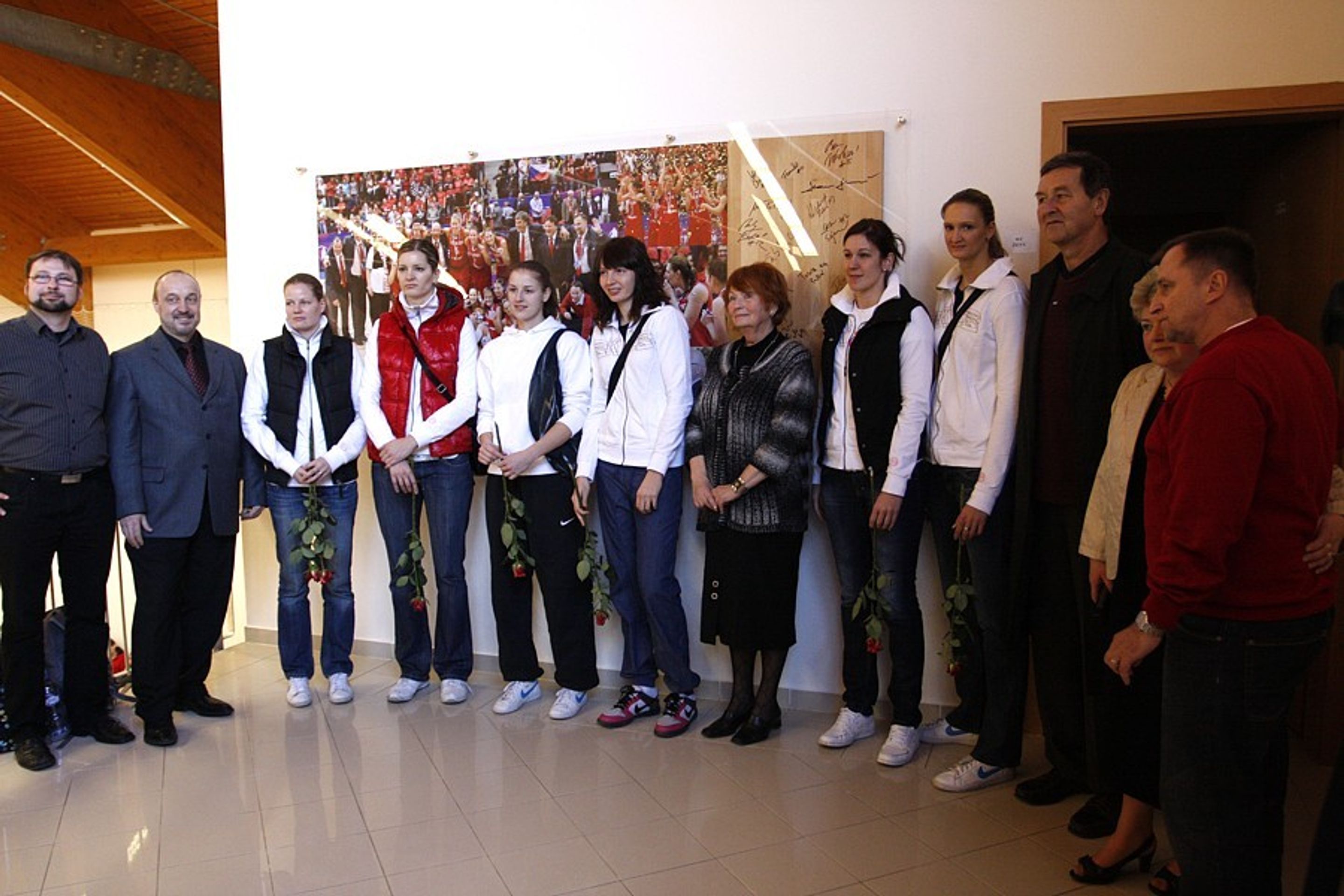 Stříbrné basketbalistky z mistrovství světa se zúčastnily autogramiády a exhibice - 4 - GALERIE: Basketbalistky (8/11)