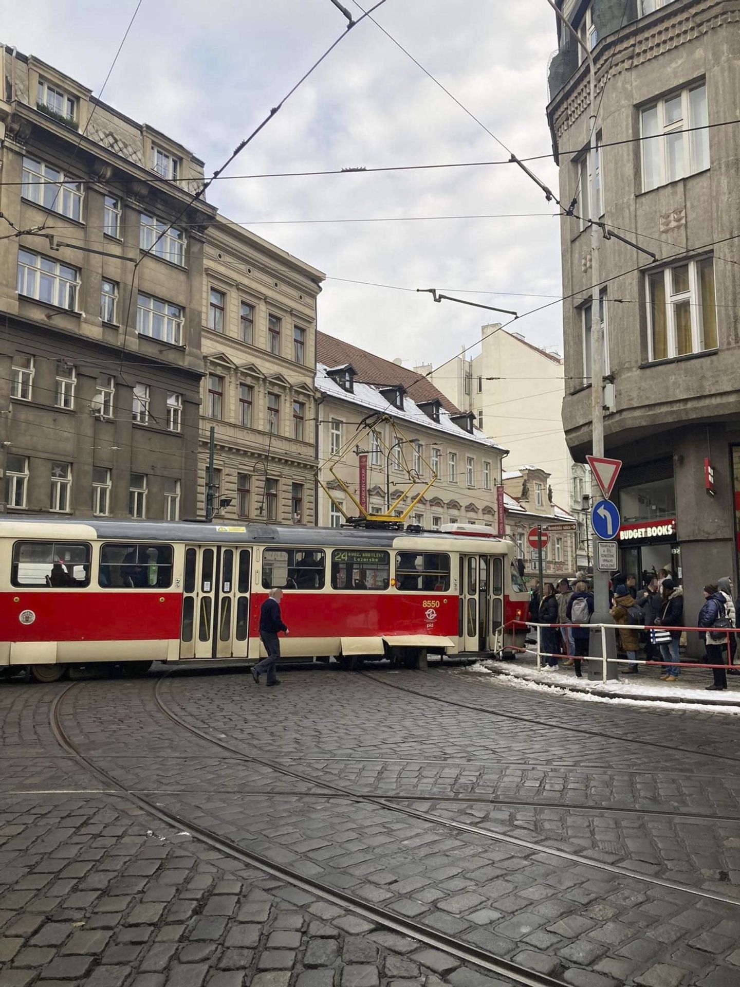 Vykolejení tramvaje (1) - Vykolejení tramvaje v Praze (2/3)