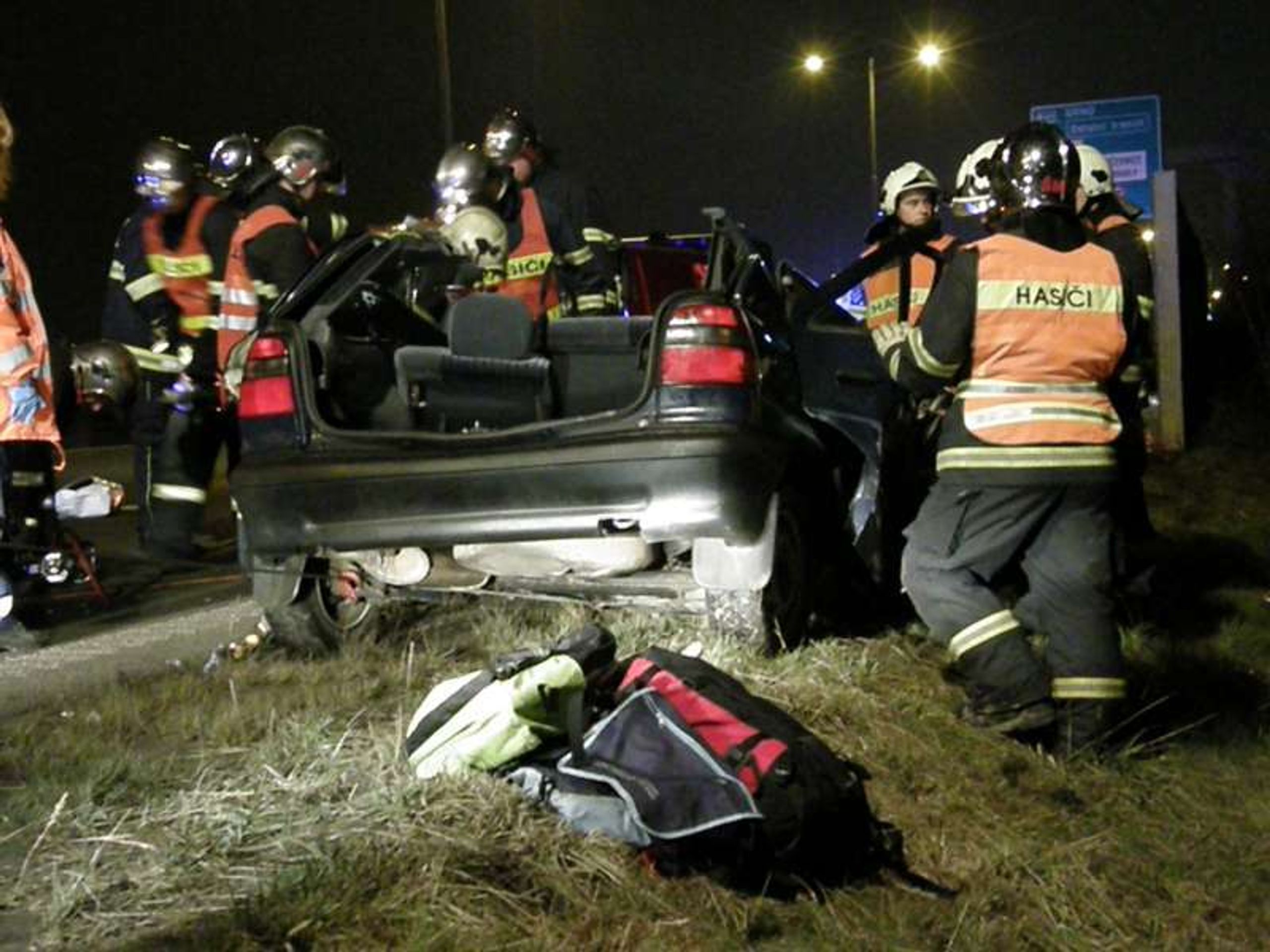 U případu zasahovali hasiči i záchranáři. - Fotogralerie: tragická nehoda na Štěrboholské radiále (2/3)