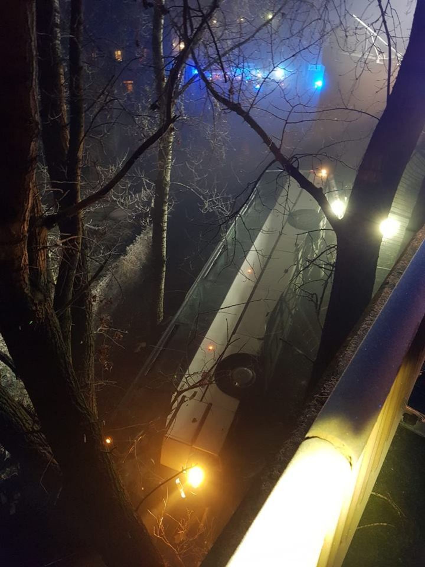 Vážná nehoda autobusu v Mělníku - 2 - GALERIE: V Mělníku se zřítil autobus z mostu (2/9)