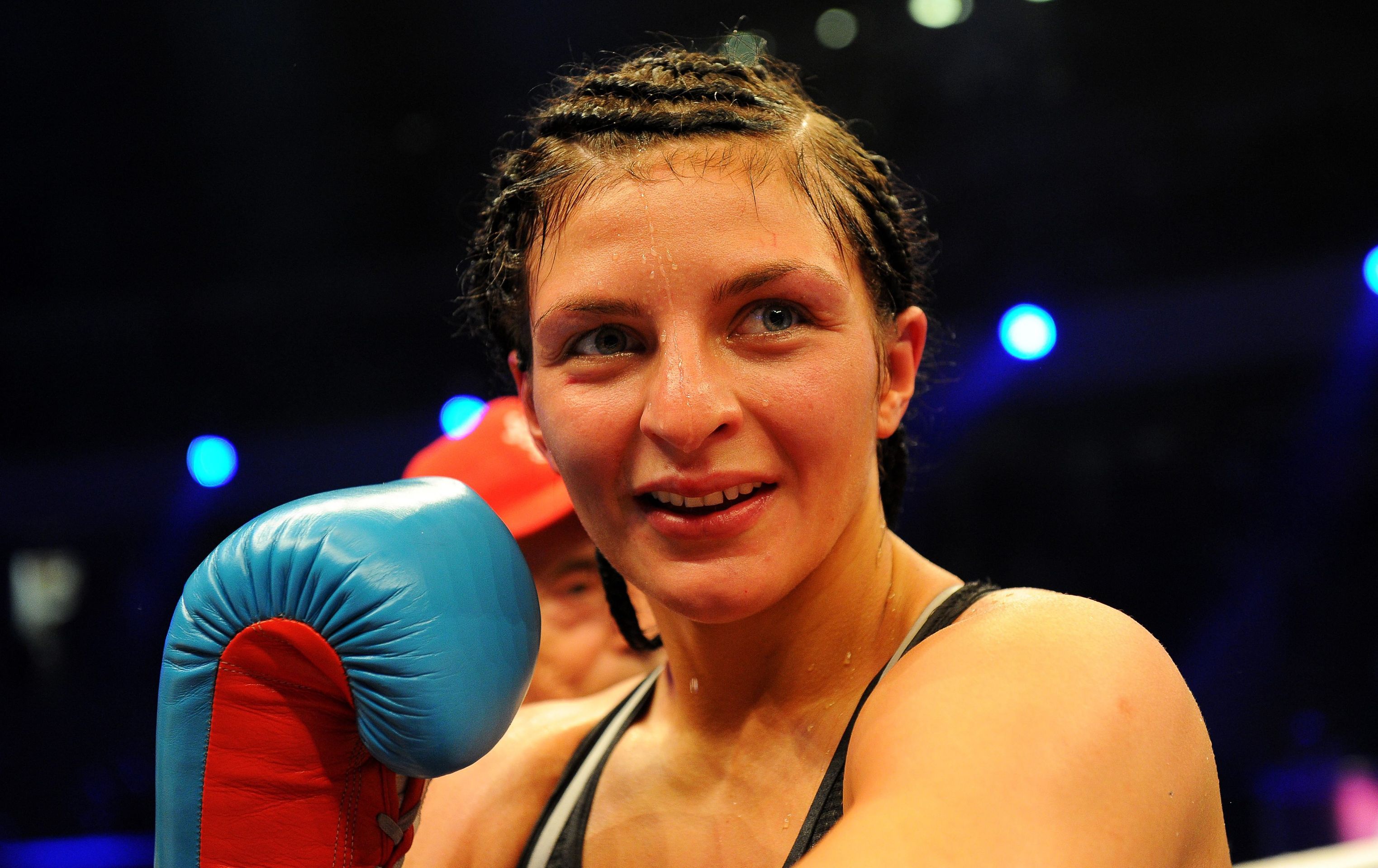 Mikaela Laurenová, Christina Hammerová - 5 - GALERIE: Boxerka zaskočila soupeřku polibkem (13/15)