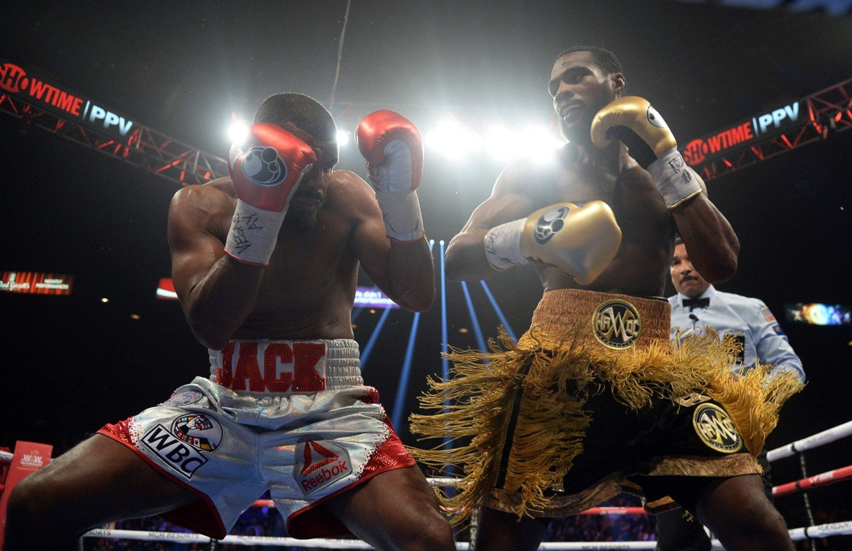 Badou Jack - GALERE: Badou Jack utrpěl v zápase hrozivé zranění hlavy (2/6)