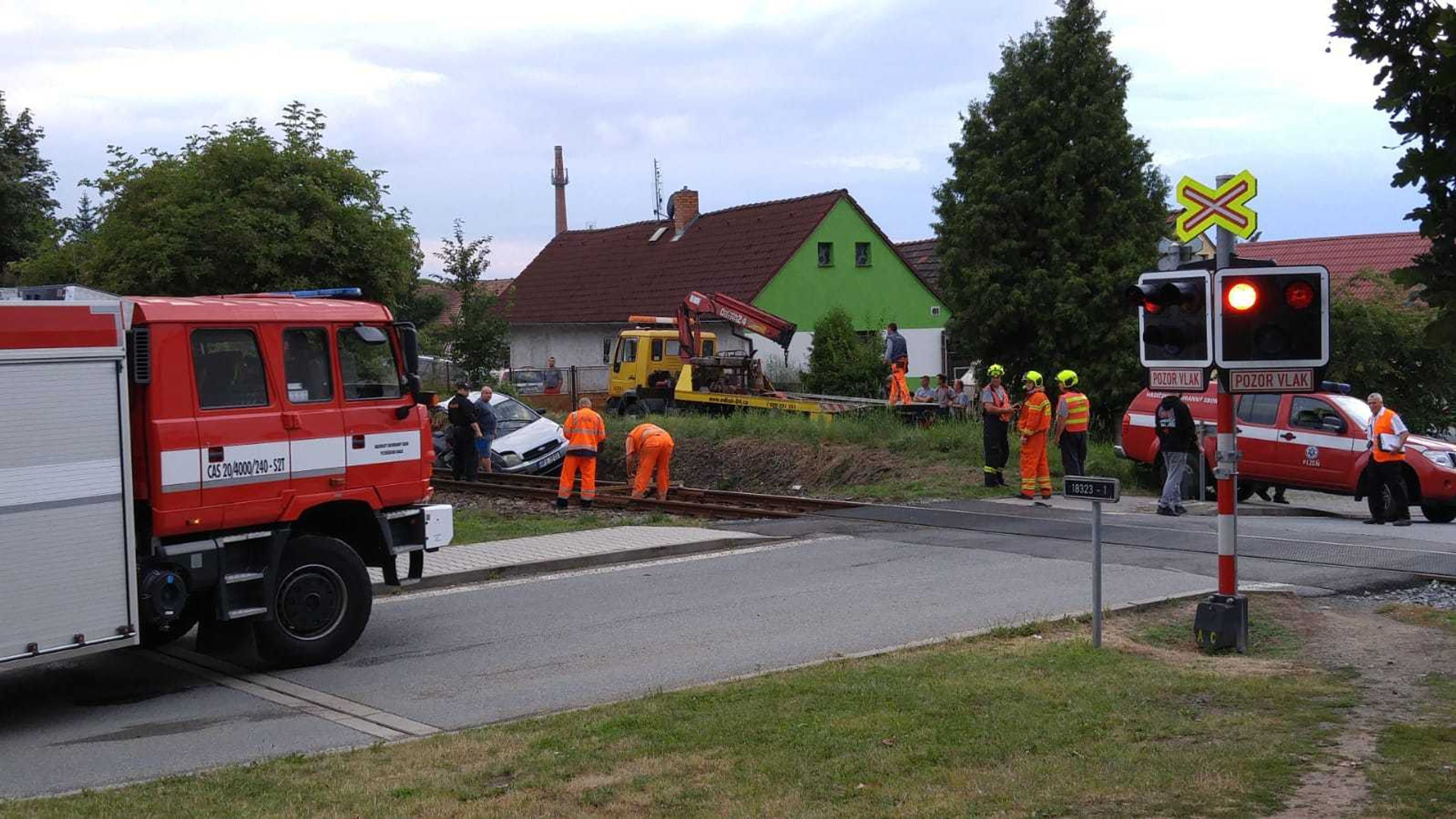 Srážka vlaku s autem na Domažlicku - 8 - GALERIE: Střet vlaku s autem na Domažlicku (8/8)