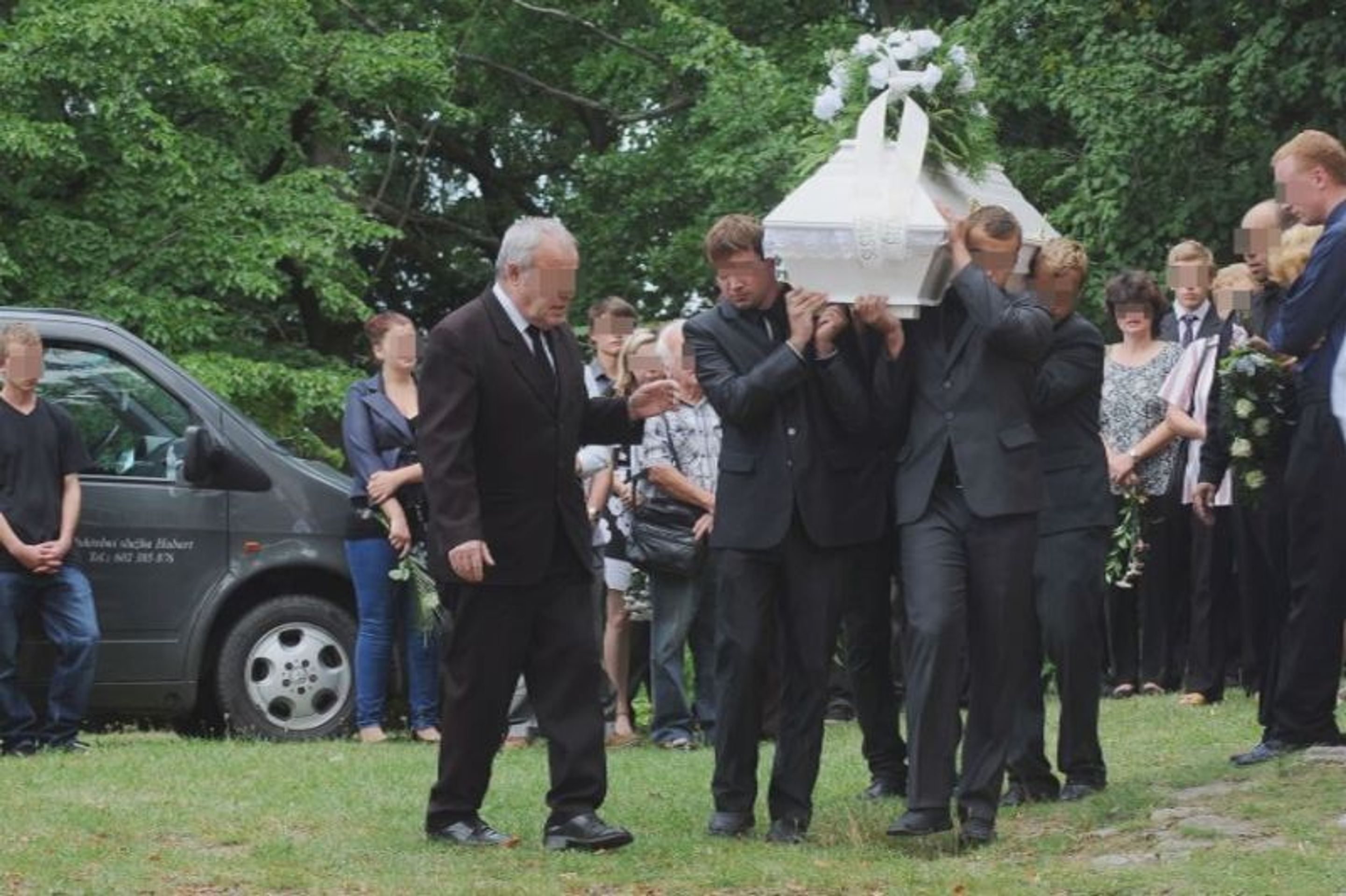 Pohřeb Marie - 3 - Velká fotogalerie z pohřbu Marušky, kterou zabilo BMW (13/14)