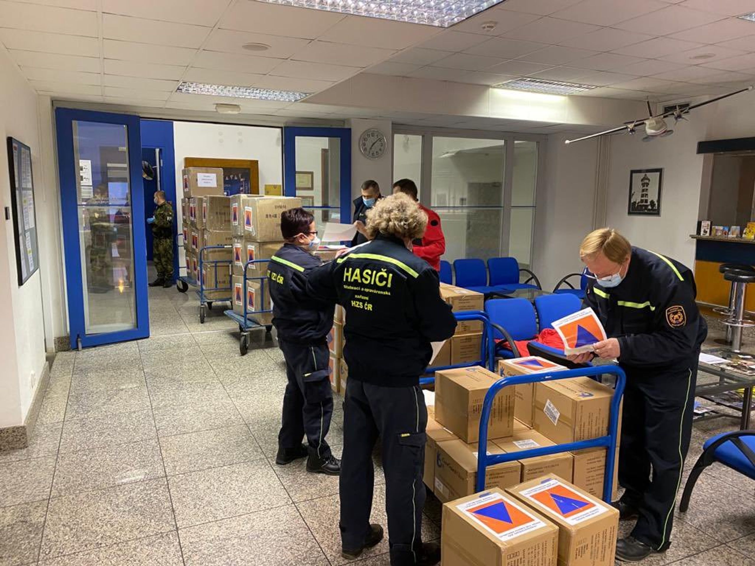 Humanitární pomoc pro Arménii na letišti v Kbelích - 3 - GALERIE: Humanitární pomoc pro Arménii na letišti v Kbelích (3/4)