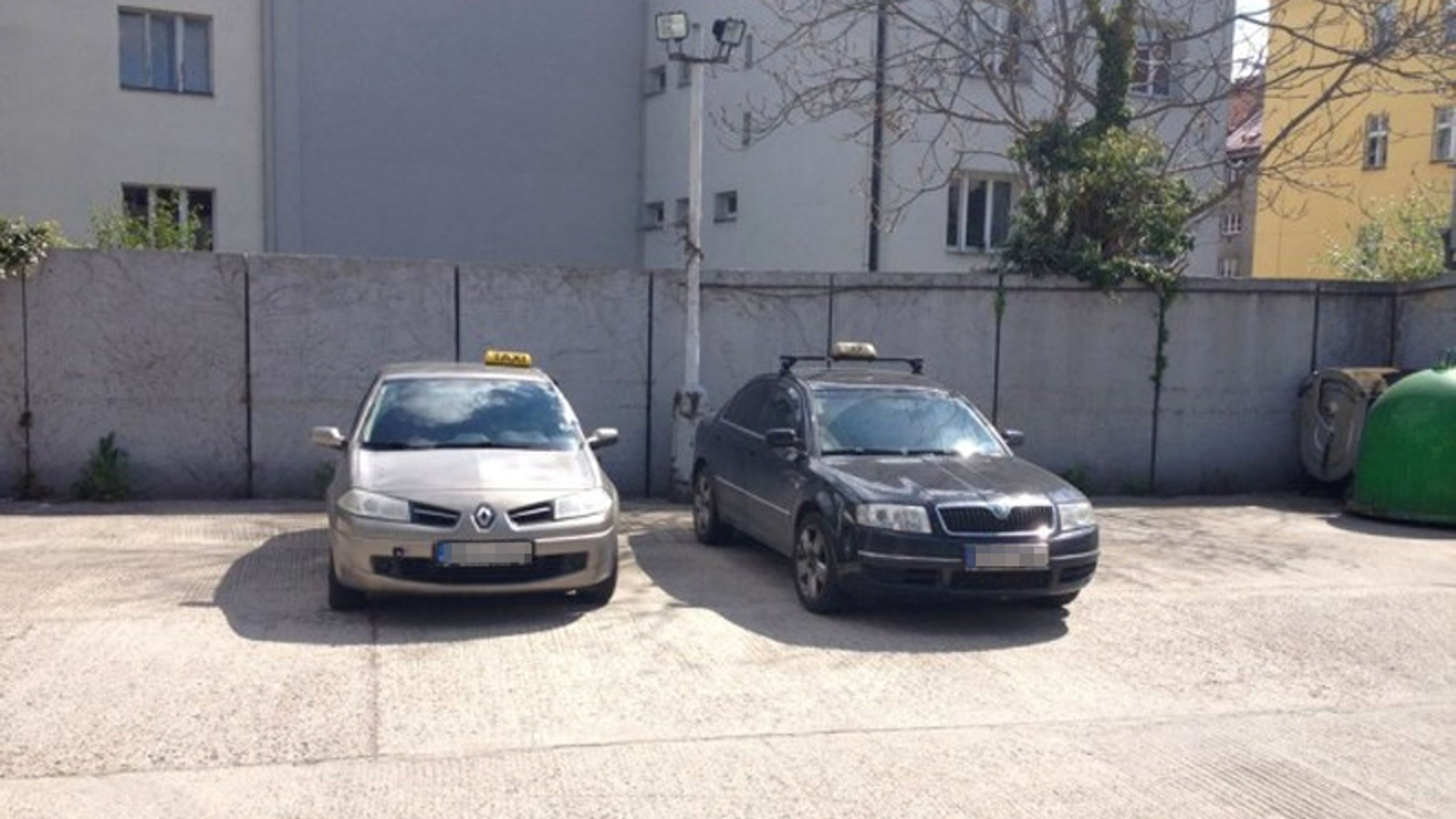 V těchto vozech jezdili zavraždění taxikáři - 3 - GALERIE: Pohřeb zavražděného taxikáře v Libni (13/16)