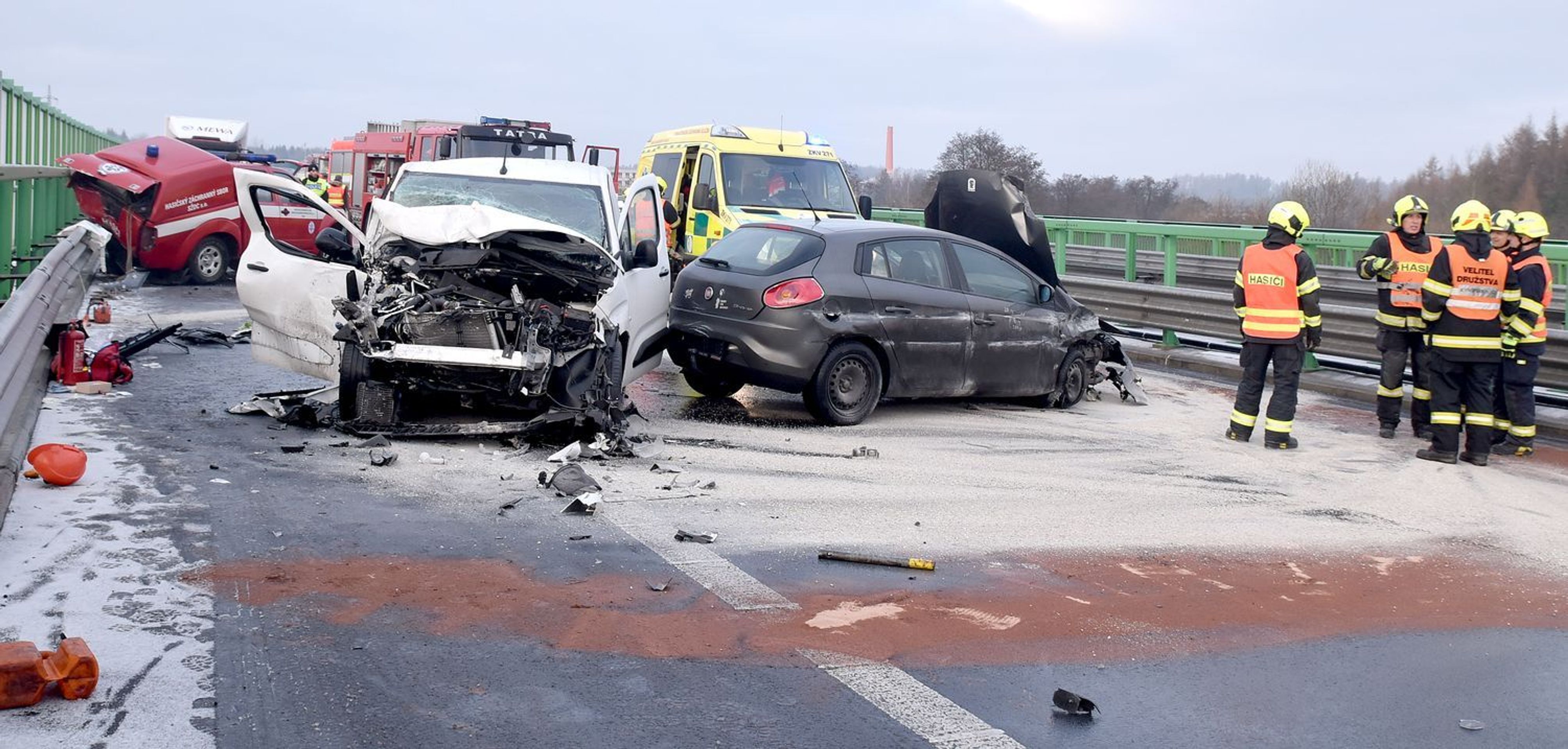 Hasiči zastavili u nehody, zezadu do nich narazilo další auto - 10 - GALERIE: Hasiči zastavili u nehody, zezadu do nich narazilo další auto (10/10)
