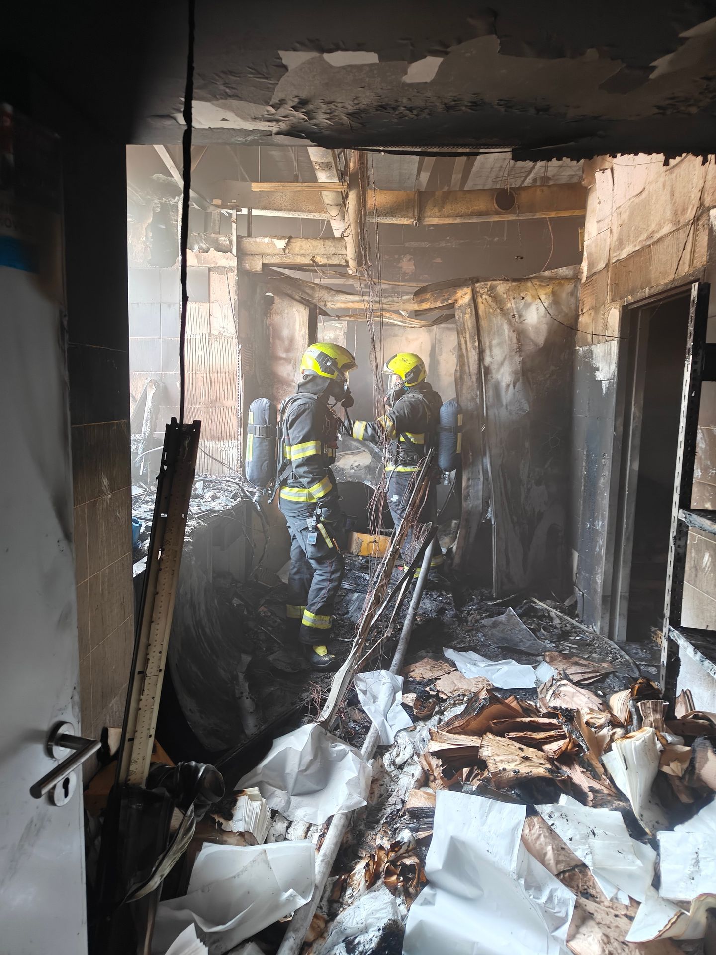 Požár samoobsluhy na sídlišti Dědina, Praha 6 - Požár samoobsluhy na sídlišti Dědina, Praha 6 (4/6)