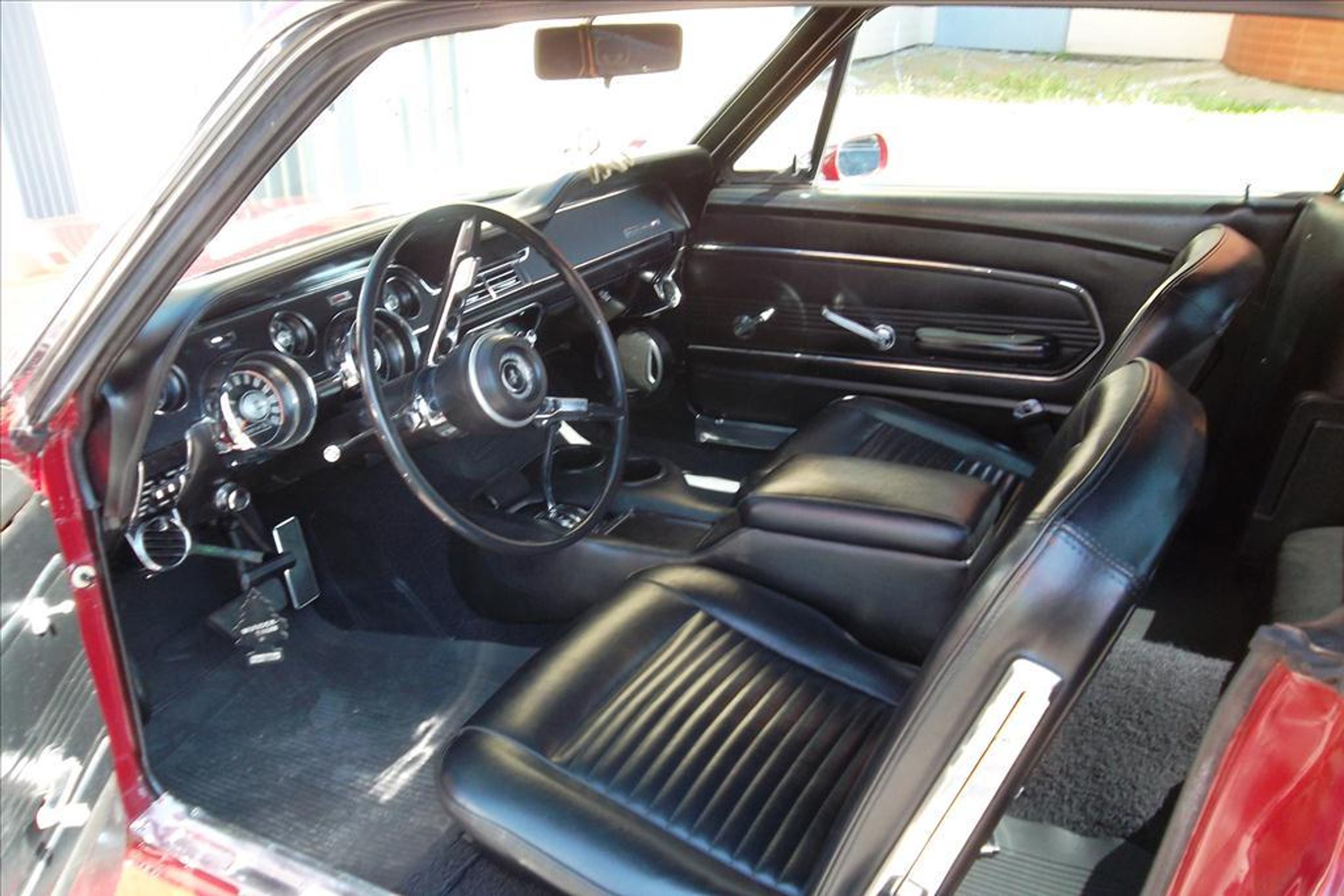 Mustang - 12 - GALARIE: Finanční úřad draží Ford Mustang z roku 1967 (1/6)