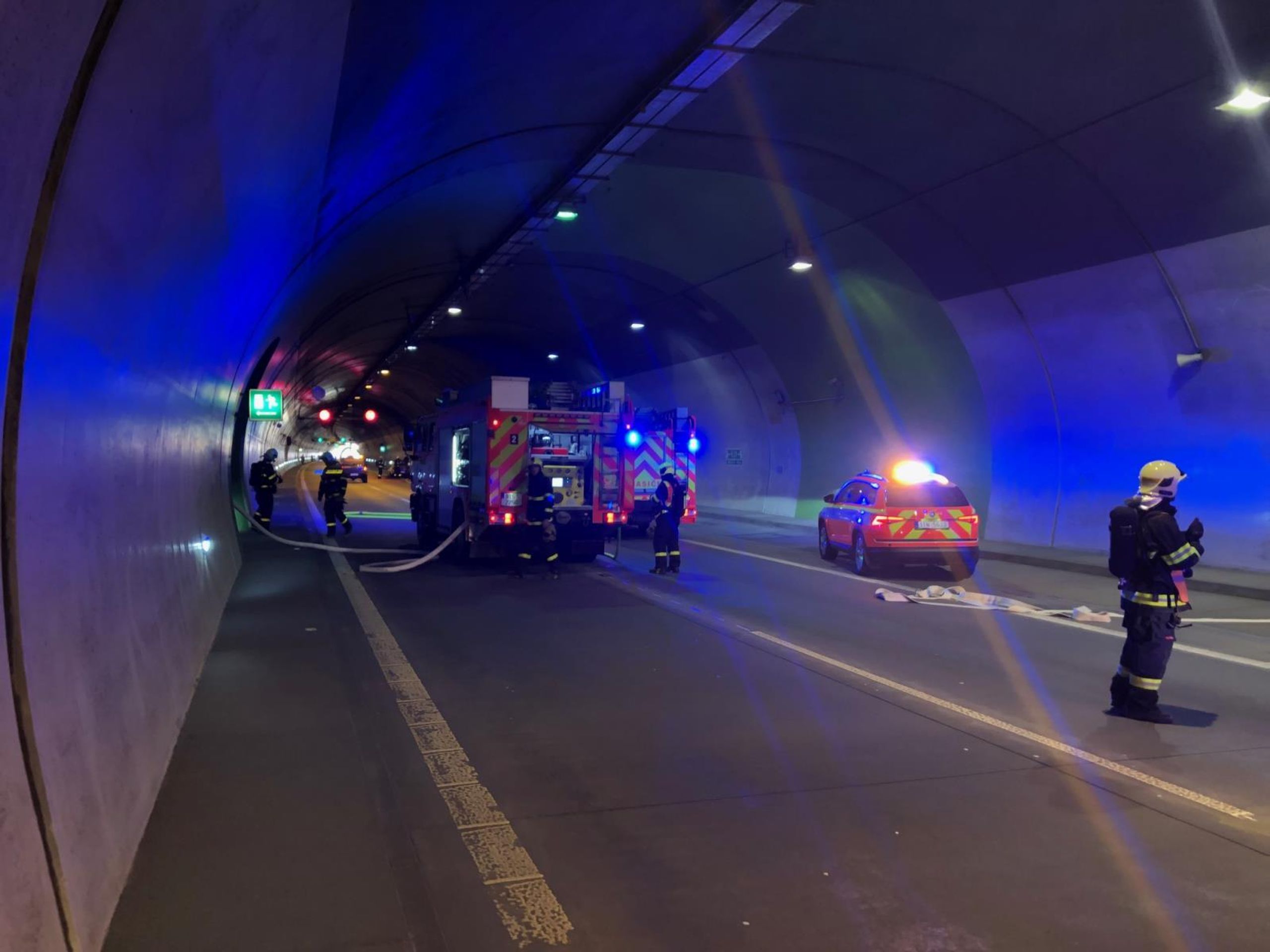 Požár osobního auta v klimkovickém tunelu - 1 - GALERIE: Požár osobního auta v klimkovickém tunelu a požár auta na D1 (1/8)
