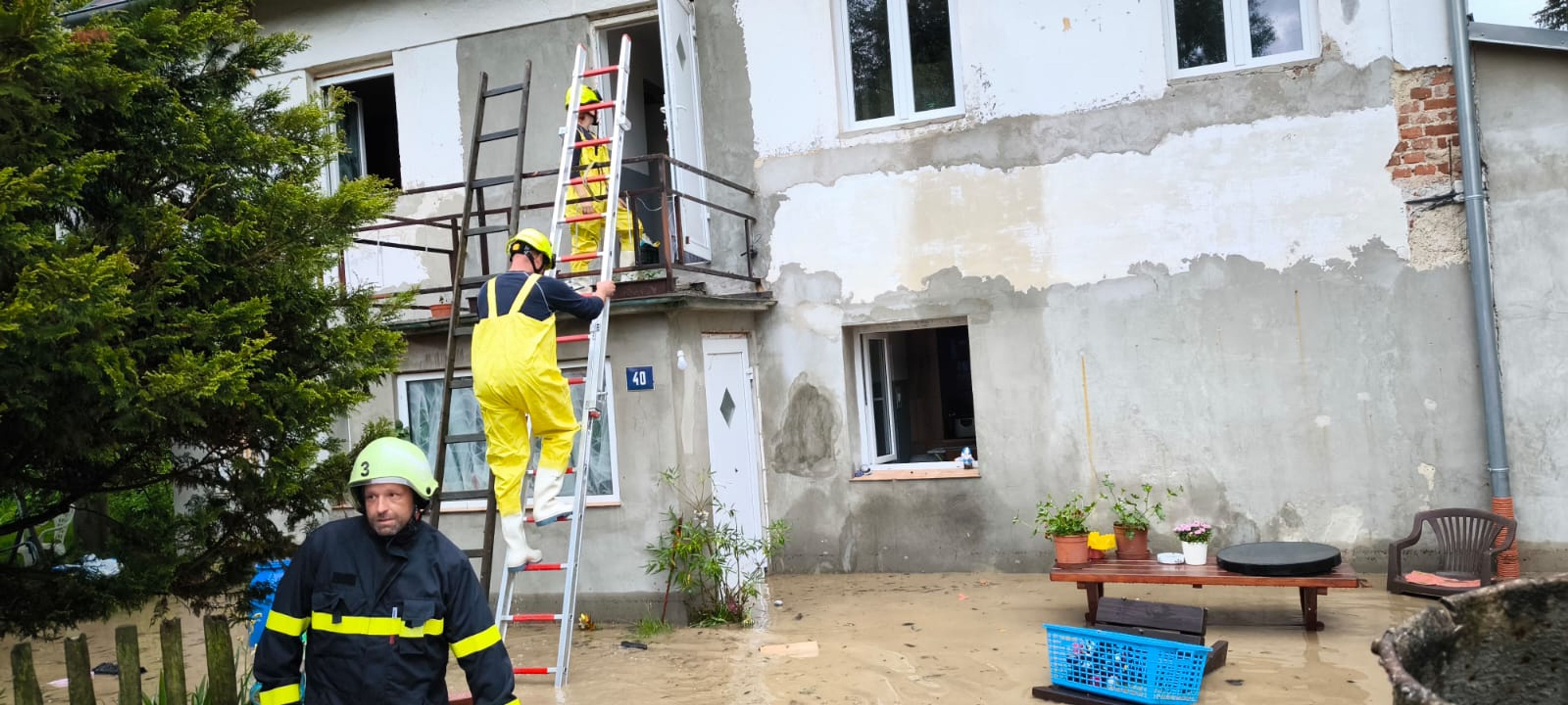 Kvůli vydatným dešťům měli plné ruce práce hasiči v Karlovarském kraji - Kvůli vydatným dešťům měli plné ruce práce hasiči v Karlovarském kraji (2/5)