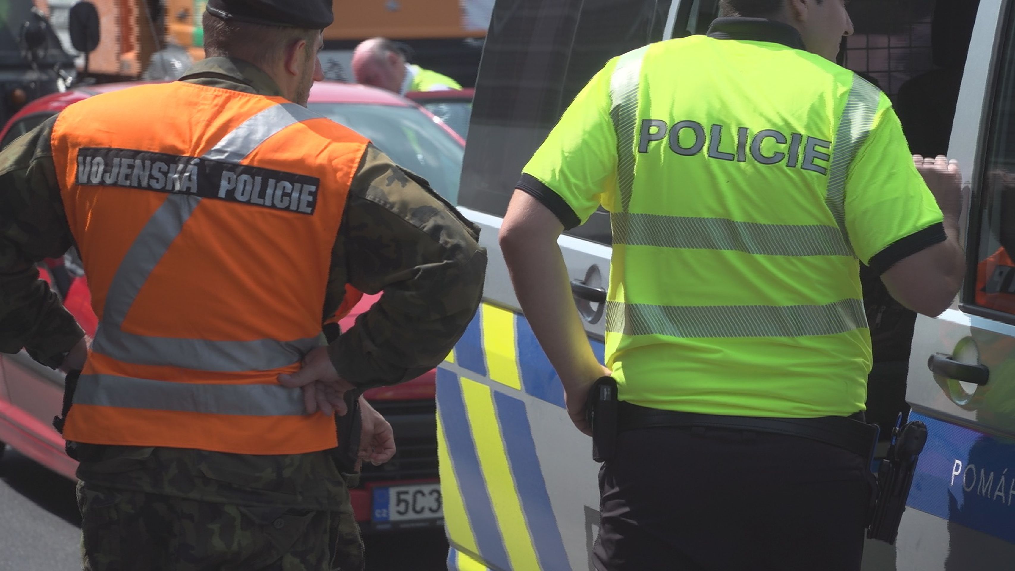 Nehoda na jižní spojce - 2 - GALERIE: Na Jižní spojce se srazilo auto s vojenskou houfnicí (9/10)