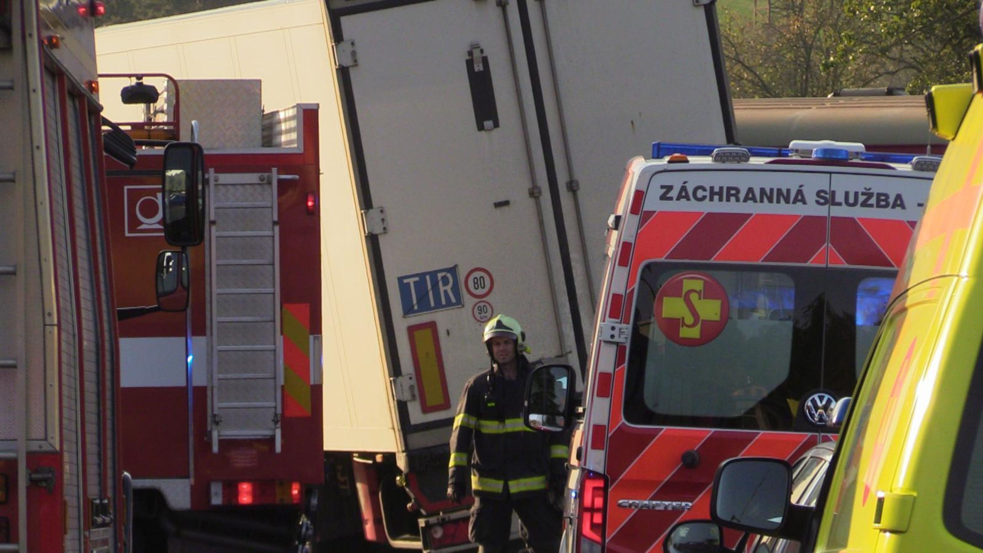 Střet nákladního auta a osobního vlaku na přejezdu na okraji Kralup nad Vltavo - 4 - GALERIE: Střet nákladního auta a osobního vlaku na přejezdu na okraji Kralup nad Vltavou (4/5)