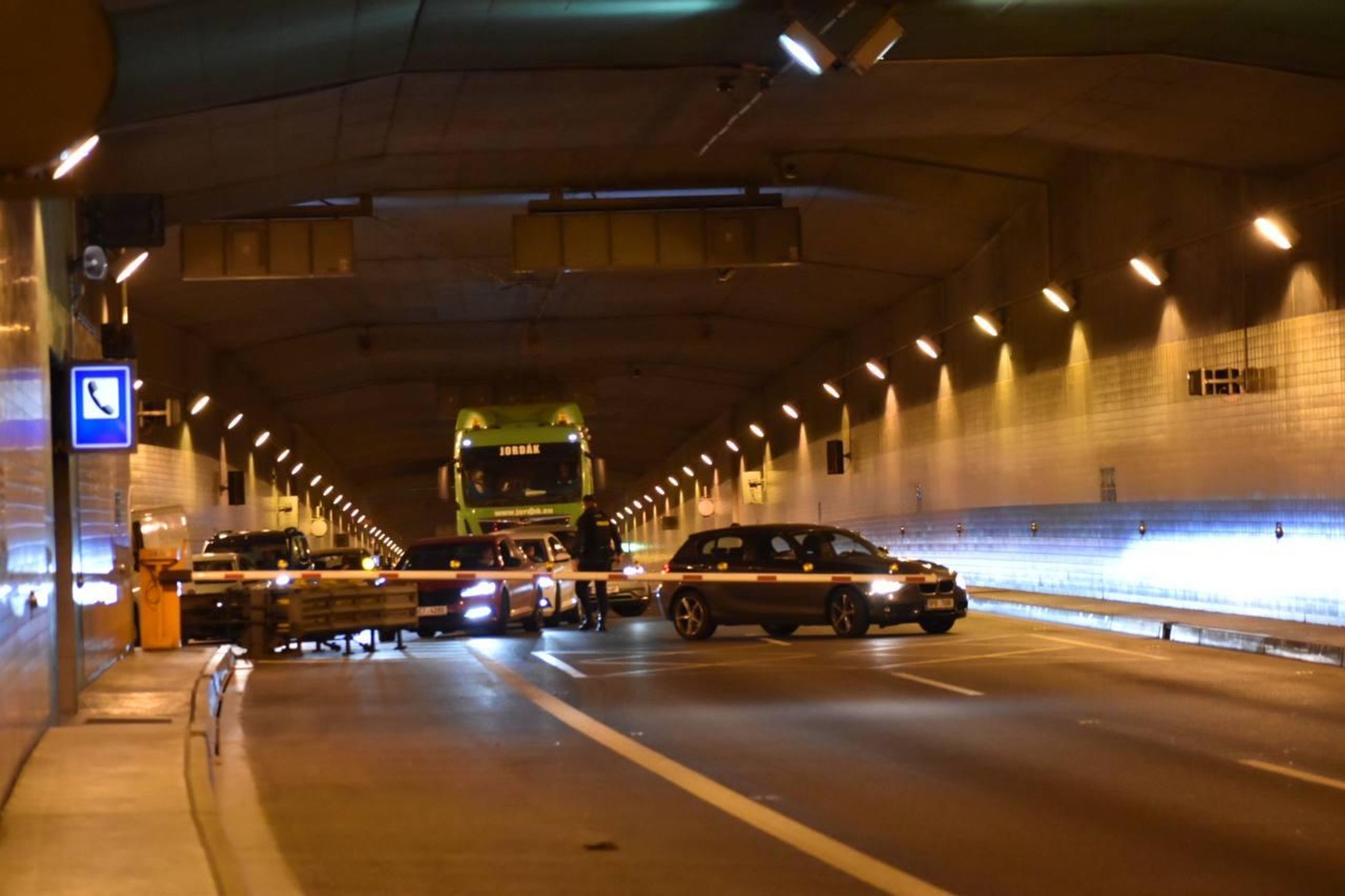 Hromadná dopravní nehoda v Bubenečském tunelu (3) - Hromadná dopravní nehoda v Bubenečském tunelu (4/4)