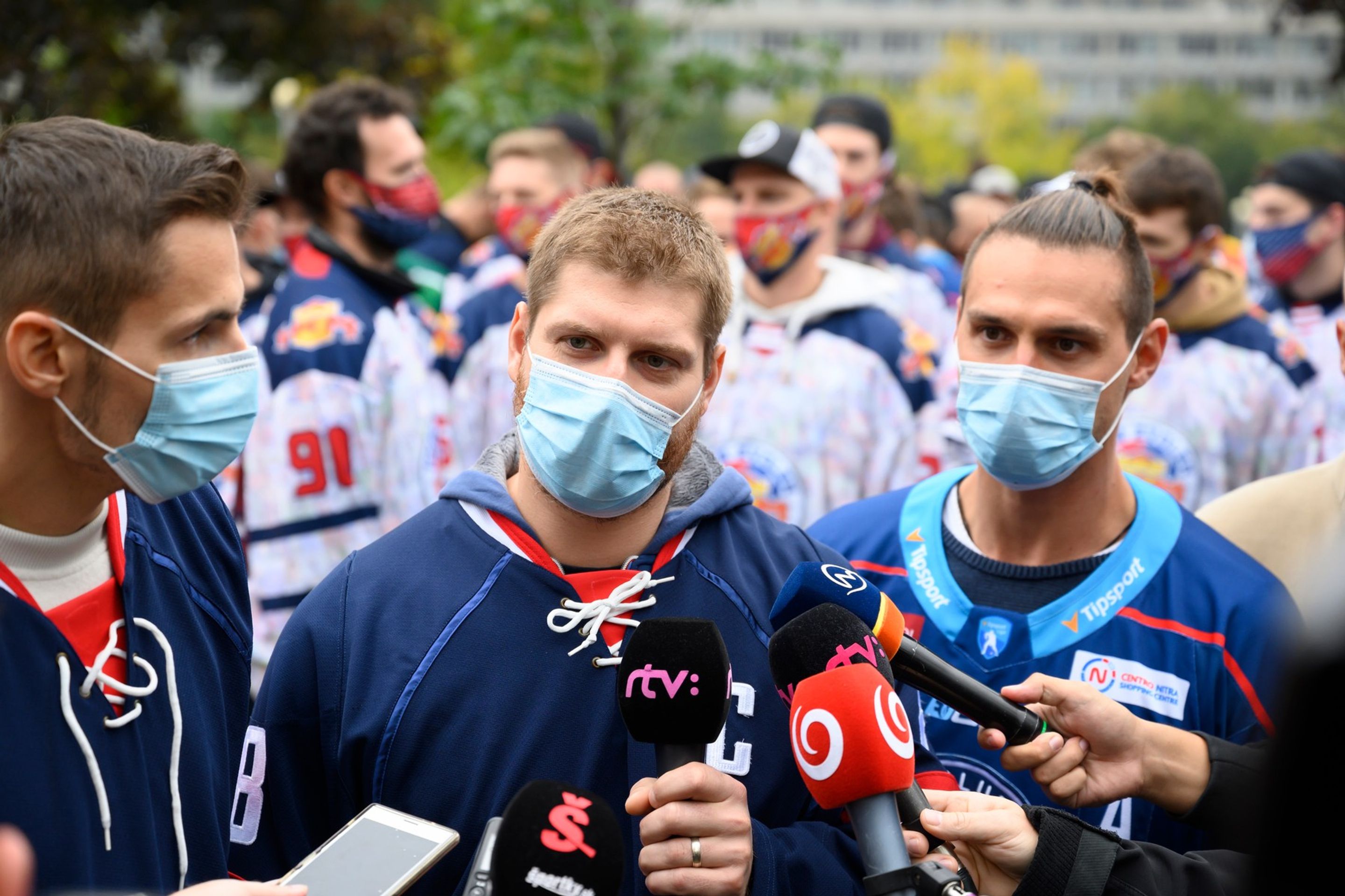 Slovenští hokejisté protestovali před Úřadem vlády - GALERIE: Slovenští hokejisté protestovali proti vládním opatřením (6/6)