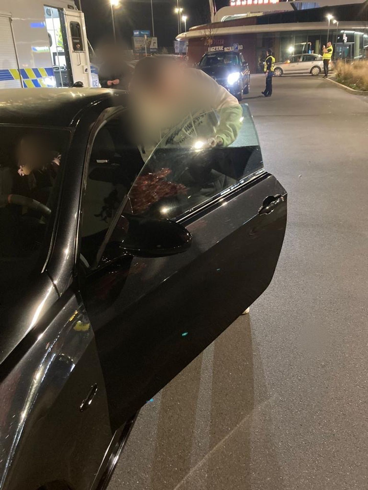 Policejní kontroly na tuningovém srazu v Čestlicích - Policejní manévry na tuningovém srazu v Čestlicích (2/4)