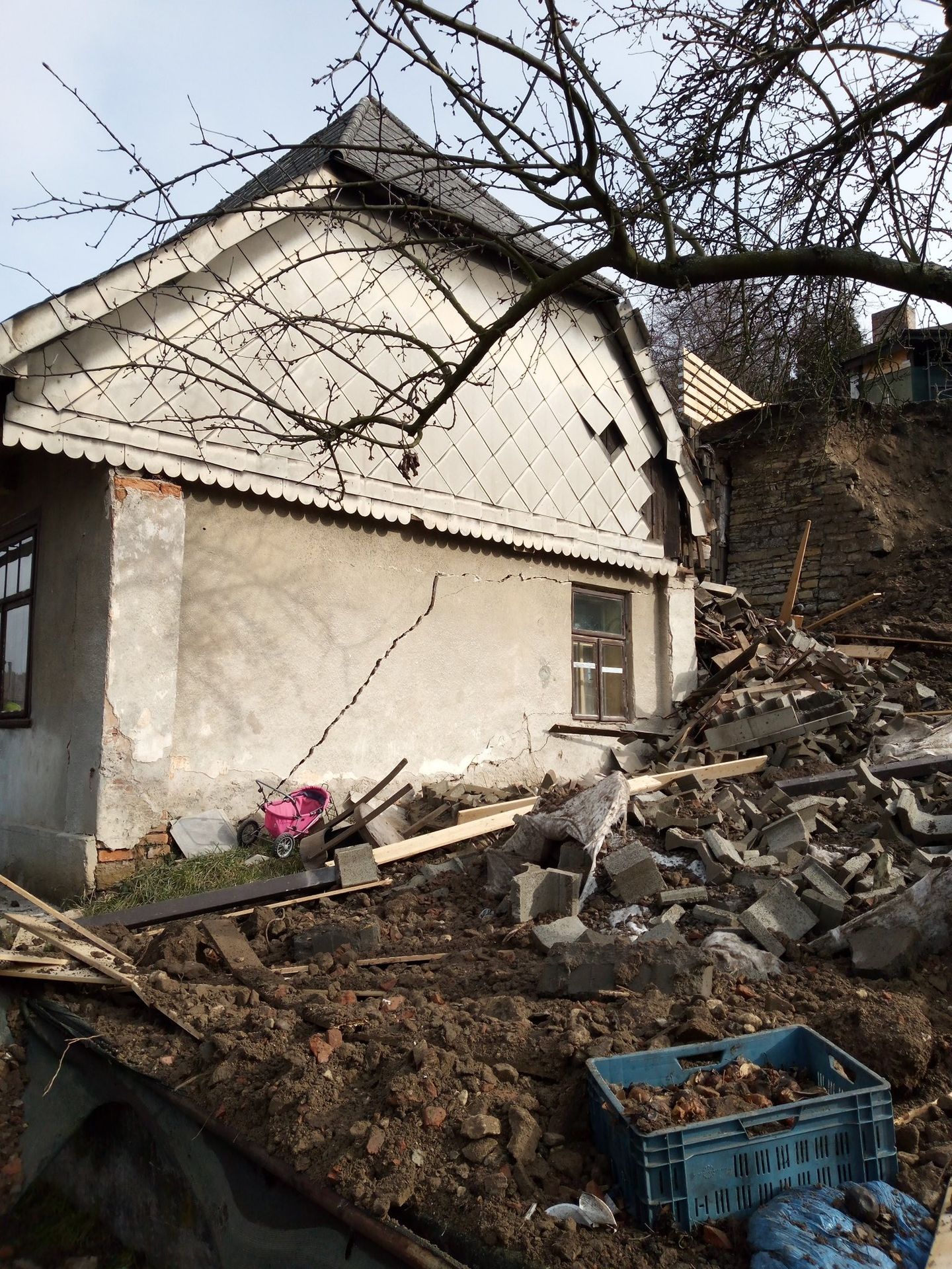 Sesuv půdy a poškození domu (4) - Poškození opěrné zdi a sesuv půdy v Královéhradeckém kraji (3/4)