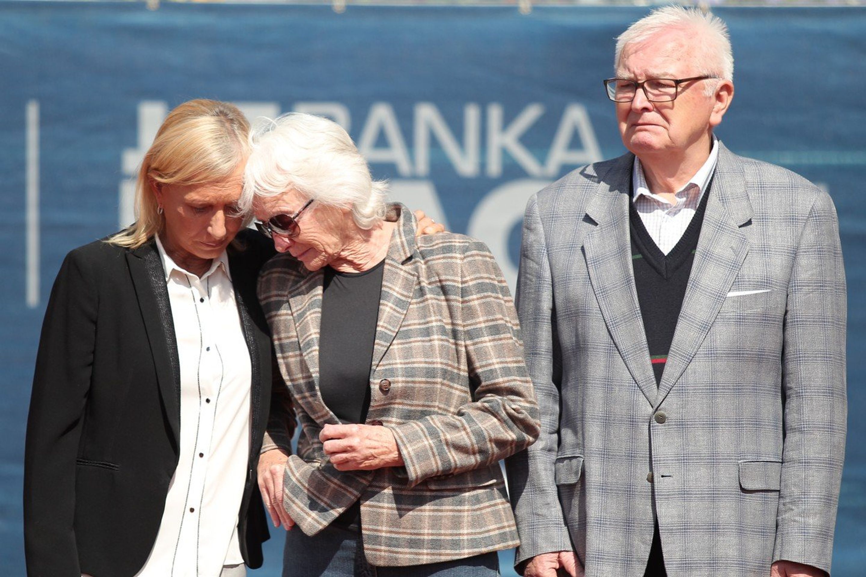 Přímo na kurtu se držela minuta ticha. Rodiče Novotné byli zdrceni. - GALERIE: Finále pražského turnaje doprovázely slzy (3/5)