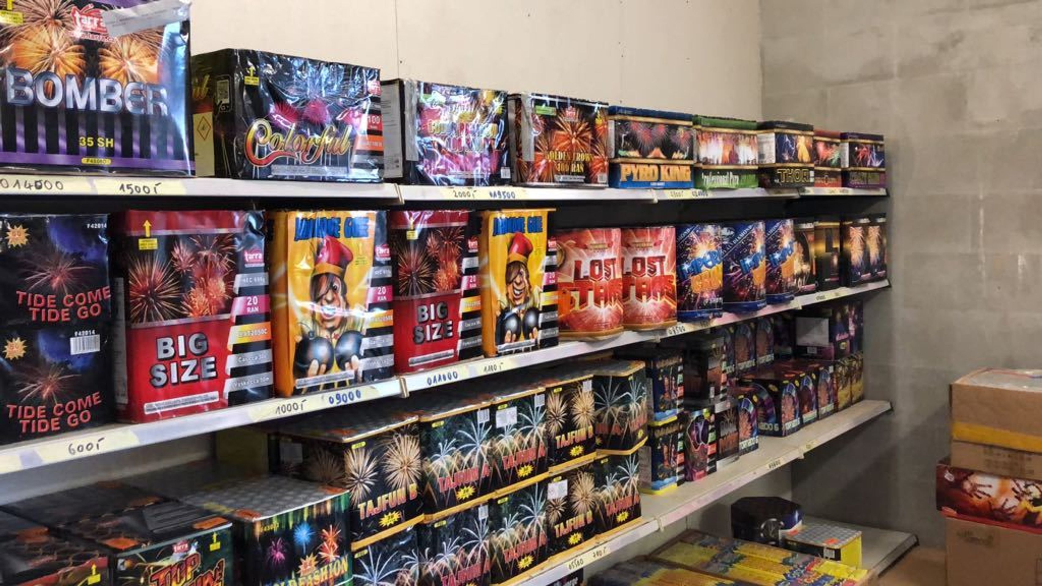 Zábavní pyrotechnika SAPA - 1 - GALERIE: Zátah na prodejce pyrotechniky v Sapě (6/6)