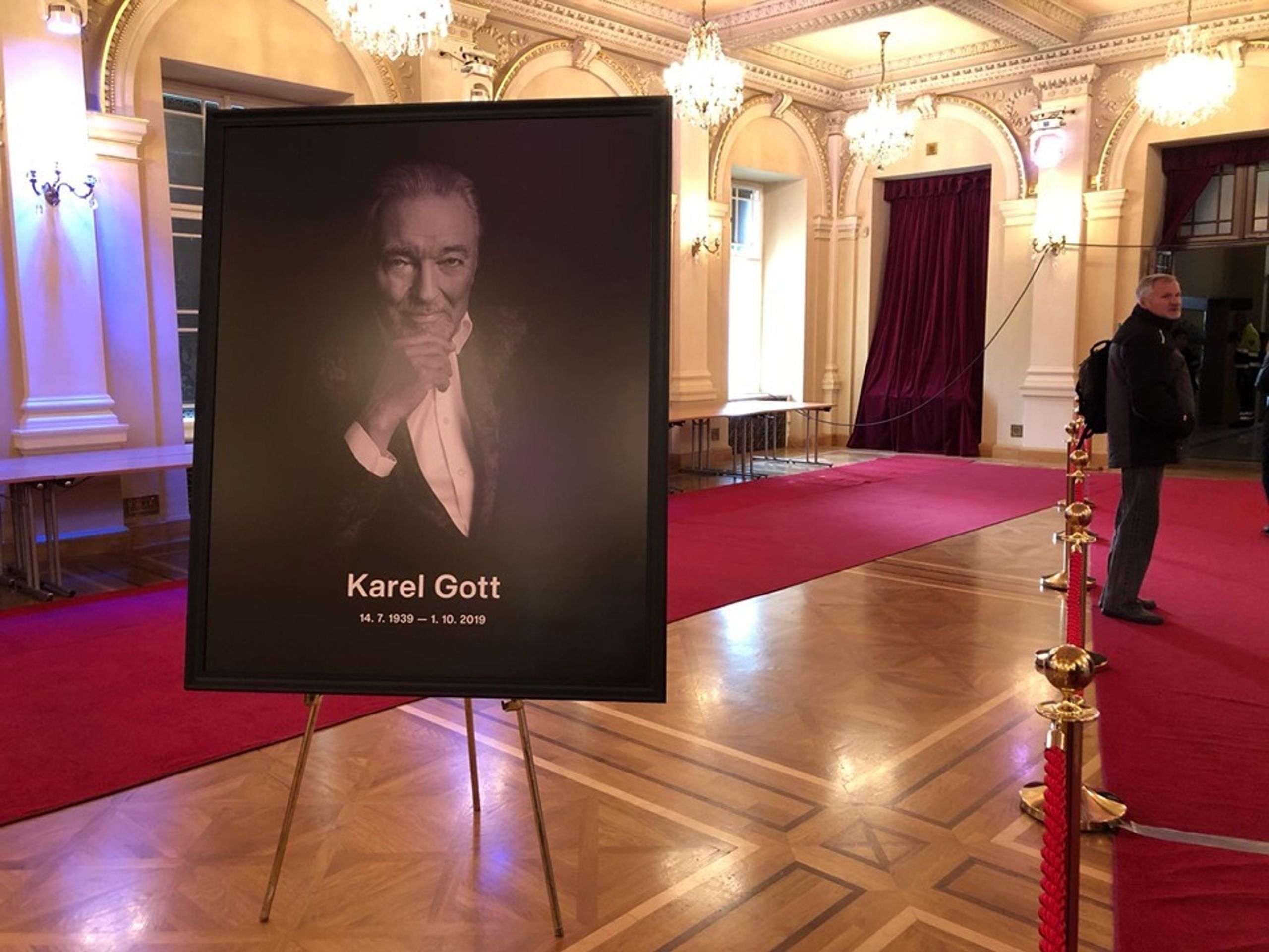 Lidé se loučí v Žofínském paláci s Karlem Gottem - 8 - GALERIE: Loučení s Karlem Gottem na Slovanském ostrově (24/39)