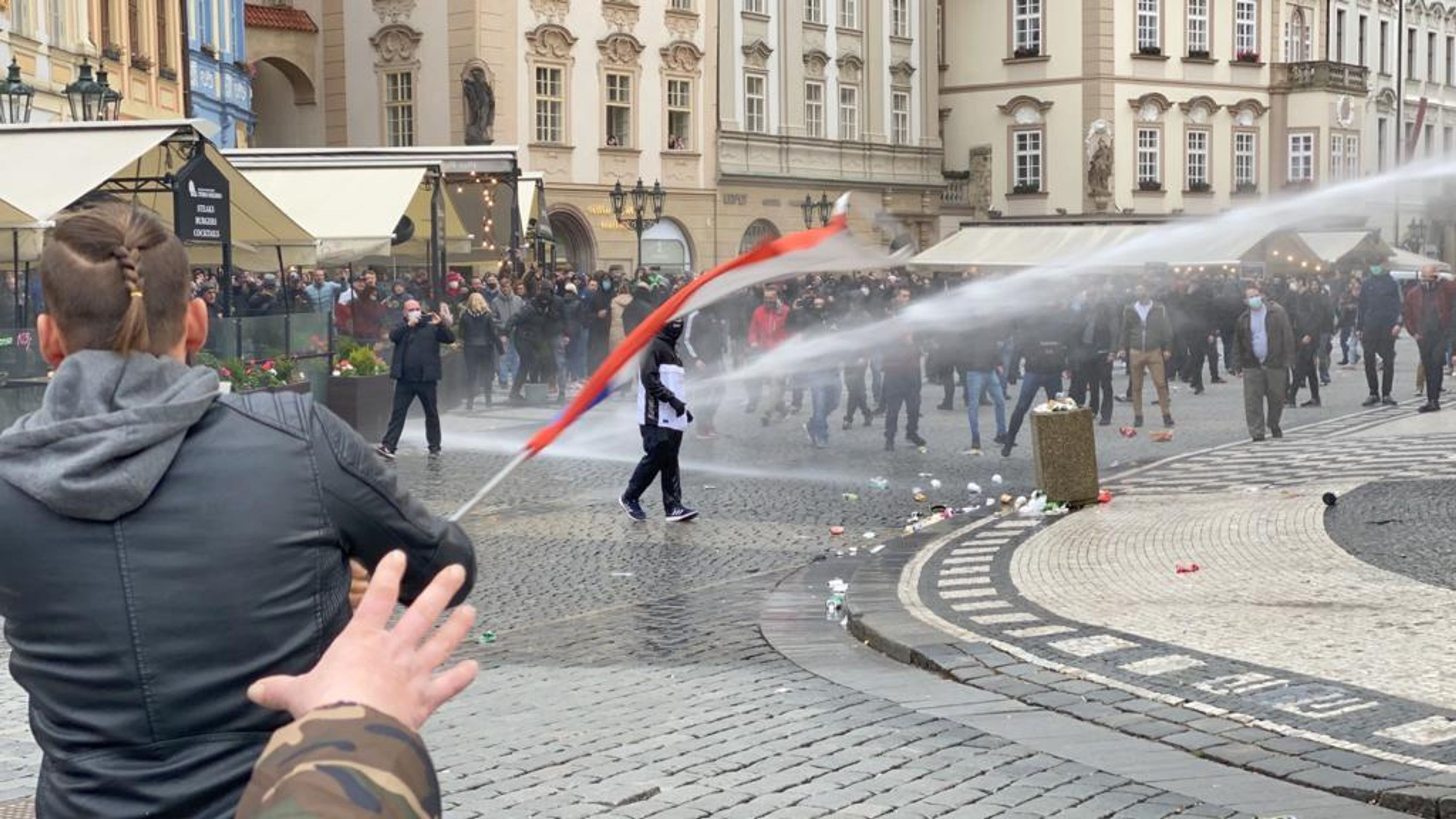 Demonstrace fotbalových chuligánů na Staroměstském náměstí se vyhrotila - 19 - GALERIE: Protestní akce na Staroměstském náměstí se zvrhla (5/23)