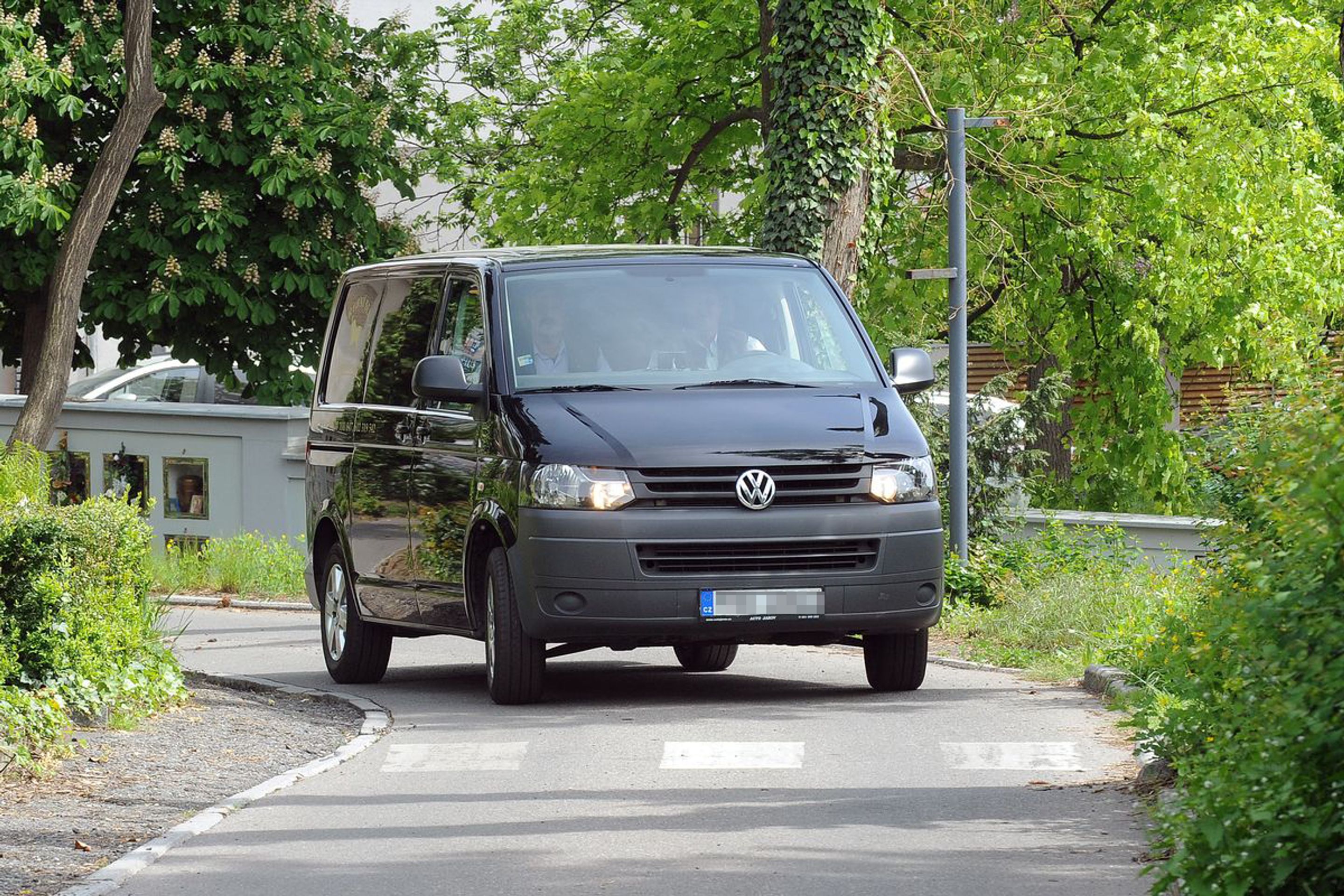 Bartošová - pohřební služba - 1 - Pohřební služba přijíždí ke strašnickému krematoriu (1/5)