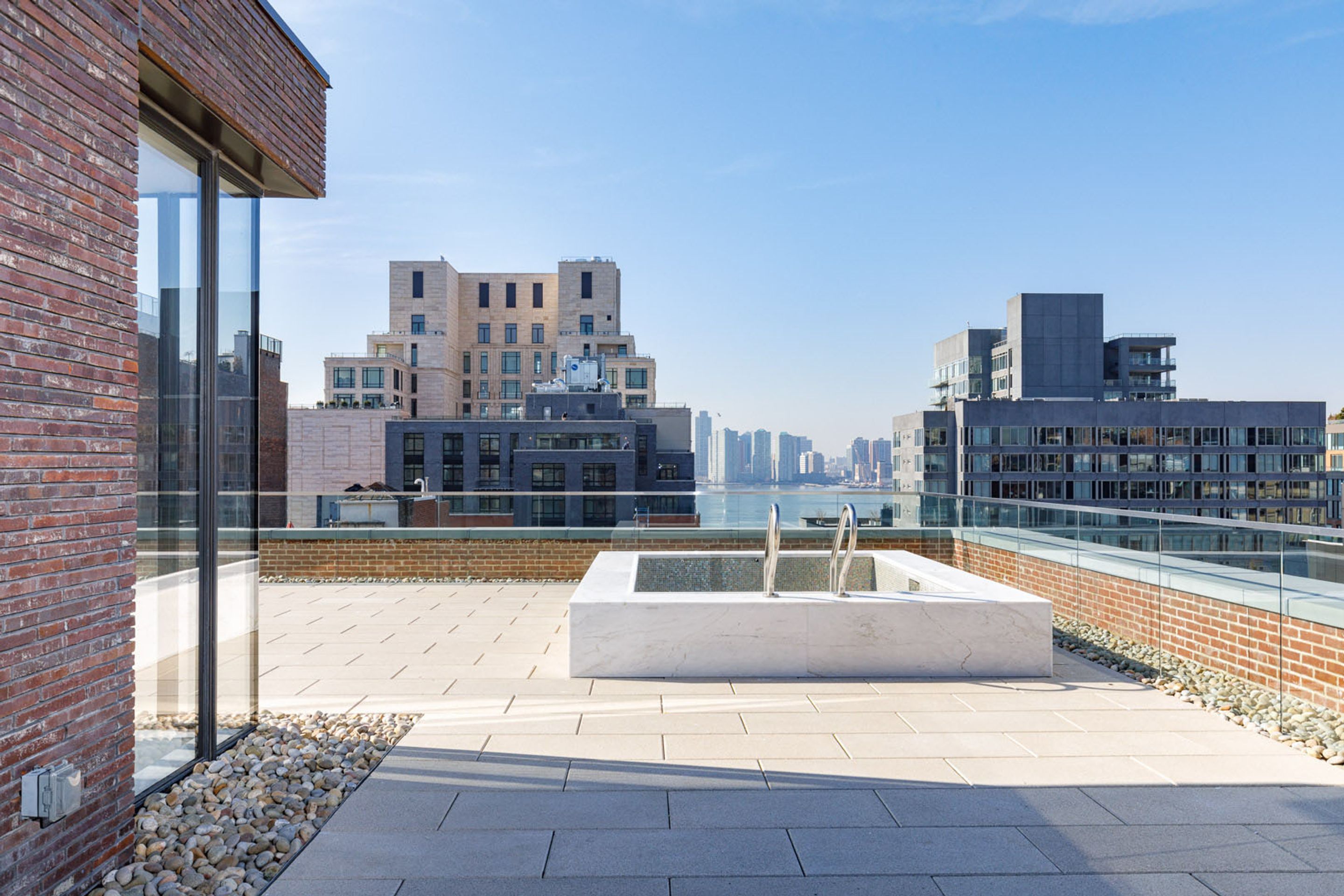 Lewis Hamilton prodal luxusní penthouse v New Yorku (2) - Lewis Hamilton prodal luxusní apartmán v New York za miliardu (5/9)