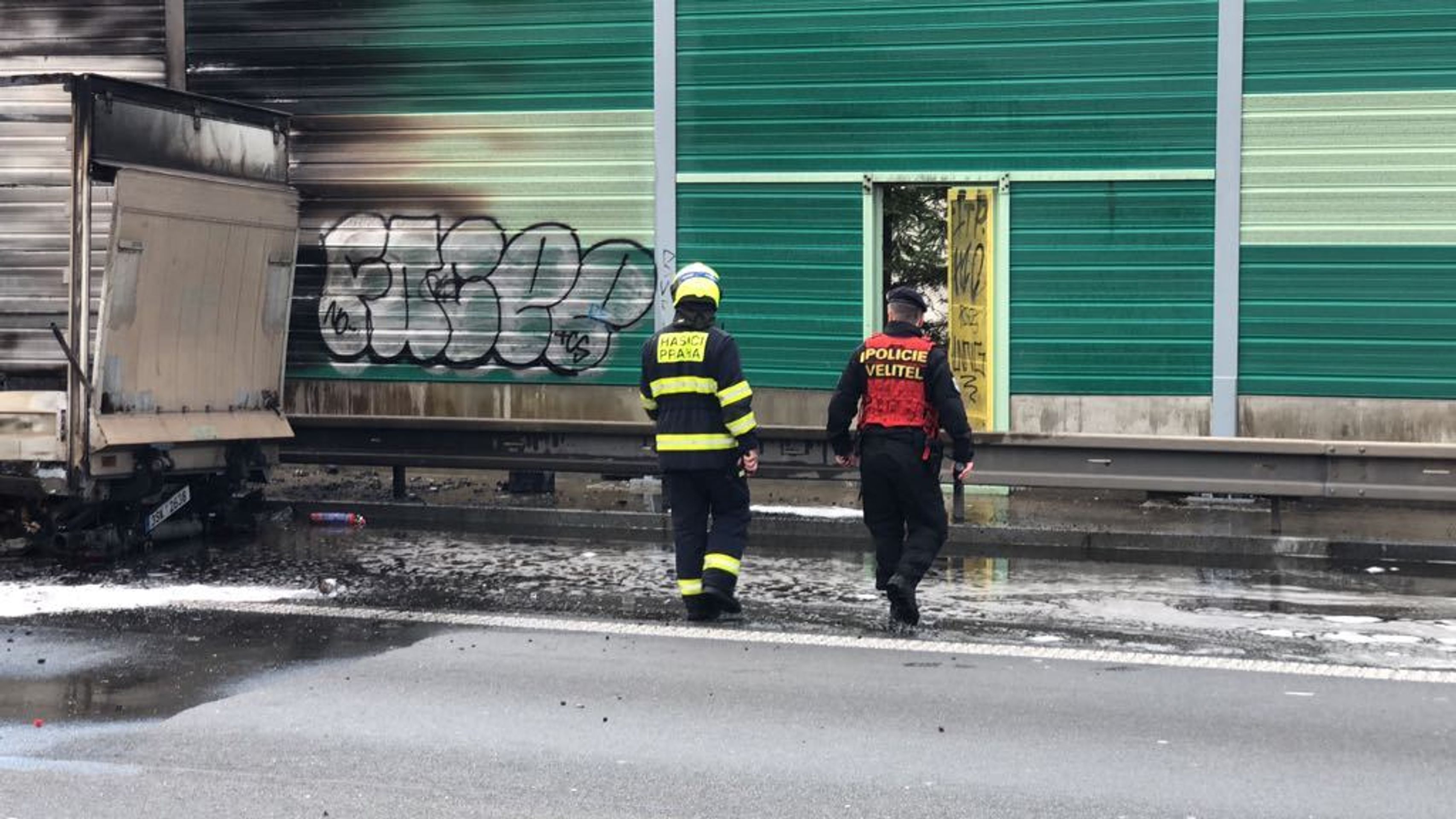 Hořící nákladní auto na Jižní spojce - 5 - GALERIE: Hořící dodávka na jižní spojce (5/6)